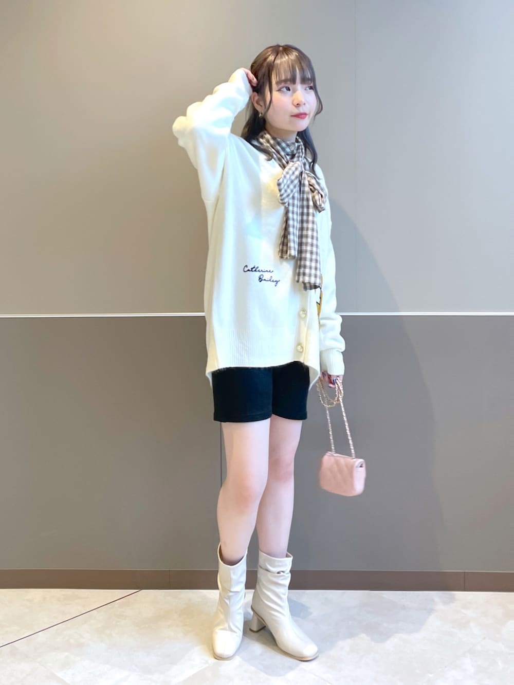 「wcloset、w closet、ダブルクローゼット、きれいめカジュアル、プレッピー、ショートパンツ、カーディガン、レタードカーディガン、ボウタイブラウス、チェック柄、チェックブラウス、ブーツ、ショートブーツ、韓国ファッション、骨格ストレート」｜「w closetの【2WAY】ボウタイ付きブラウス（シャツ/ブラウス、その他）」を使った、Shiho Moriokaさん（レディース・157cm）の秋コーディネートの3枚目の写真