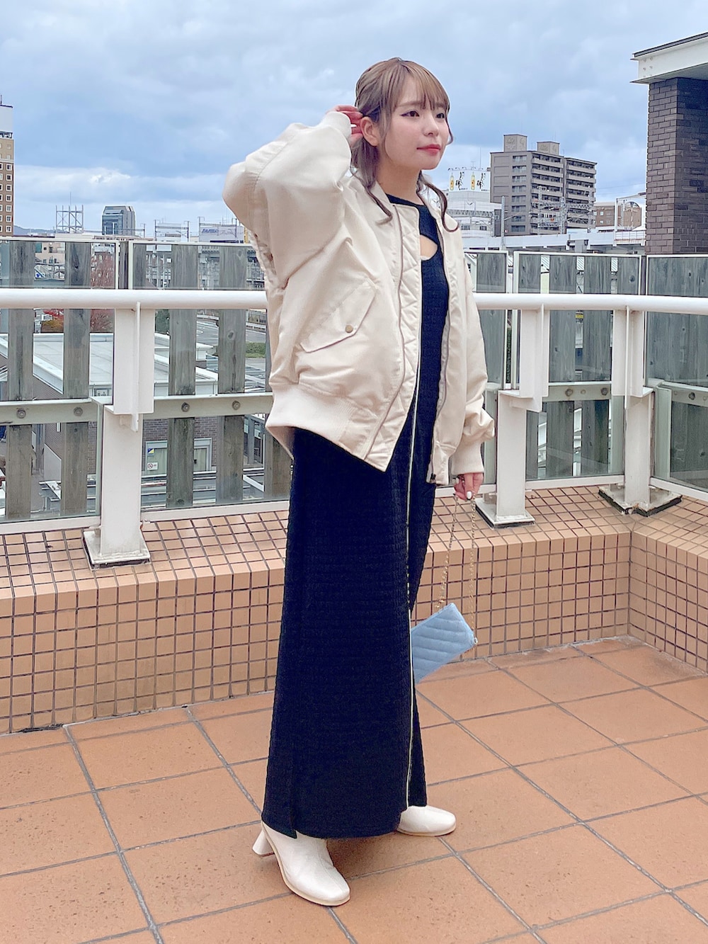 「wcloset、w closet、ダブルクローゼット、冬コーデ、秋冬コーデ、アウター、MA-1、肌見せ、ワンピース、オトナ女子、キレイめカジュアル、冬アウター、骨格ストレート」｜「w closetの【2WAY】MA-1（MA-1、ベージュ系）」を使った、Shiho Moriokaさん（レディース・157cm）の冬コーディネートの2枚目の写真