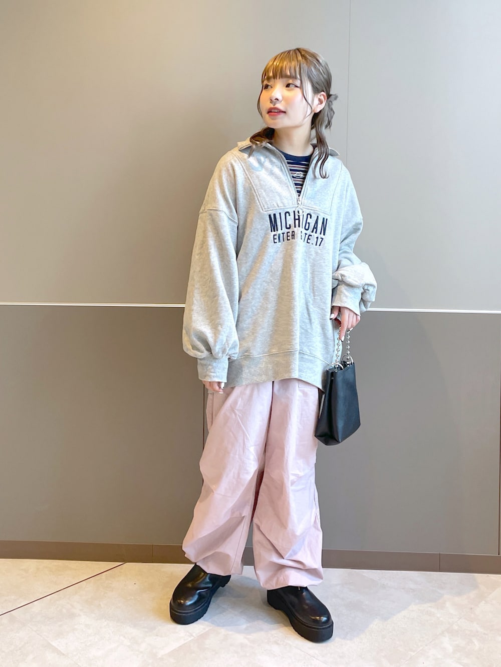 「wcloset、w closet、ダブルクローゼット、秋のコーデ、冬のコーデ、ラクチンコーデ、カジュアル、ハーフジップ、スウェット、カーゴパンツ、カラーパンツ、カラーコーデ、オーバーサイズ、ビッグシルエット、骨格ストレート」｜「w closetのハーフZIP刺繍スウェット（スウェット、グレー系）」を使った、Shiho Moriokaさん（レディース・157cm）の秋コーディネートの2枚目の写真