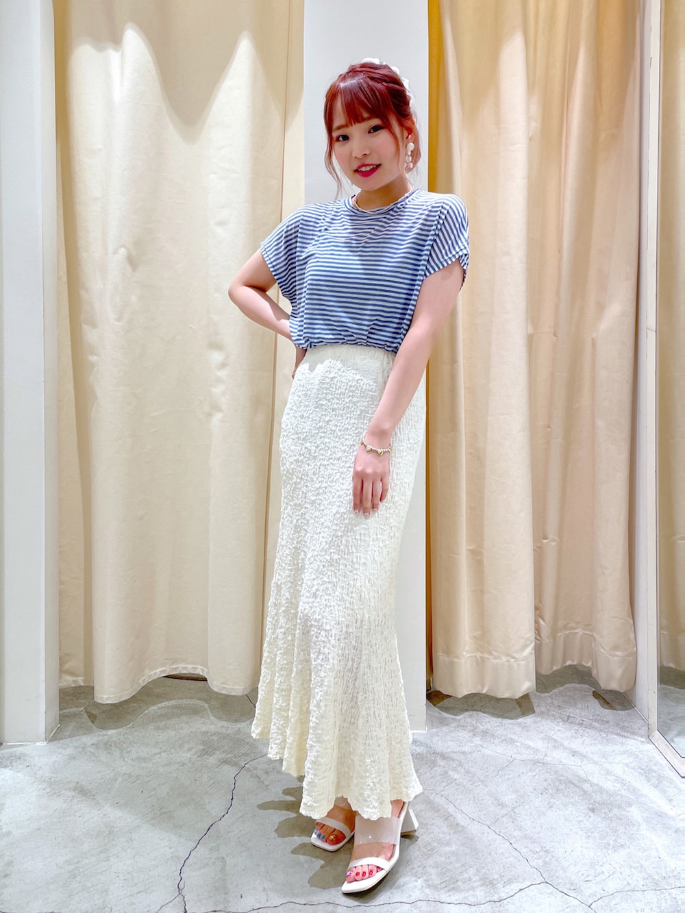 「w closet、wcloset、ダブルクローゼット、夏コーデ、キレイめ、大人かわいい、大人ガーリー、ジャケット、ボーダー、マーメイドスカート、ベージュ、ベージュコーデ、ブルー、サンダル、骨格ストレート」|「w closetのクルーネックノースリーブTシャツ(Tシャツ/カットソー、ホワイト系)」を使った、Shiho Moriokaさん(レディース・157cm)の夏コーディネートの2枚目の写真