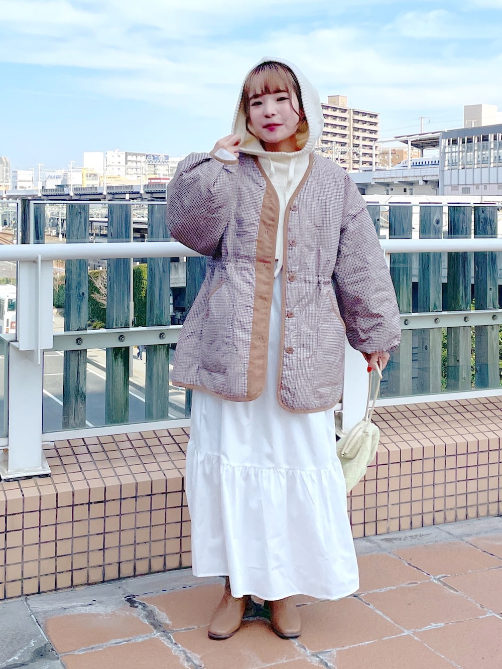 「wcloset、w closet、ダブルクローゼット、冬コーデ、秋冬コーデ、キルティング、キルティングジャケット、ワンピース、レイヤードスタイル、ニットベスト、フード、大人かわいい、ガーリー、ゆるコーデ、骨格ストレート」｜「w closetの【マルチウェイ】中綿キルティングVネックジャケット（ミリタリージャケット、ベージュ系）」を使った、Shiho Moriokaさん（レディース・157cm）の冬コーディネートの3枚目の写真