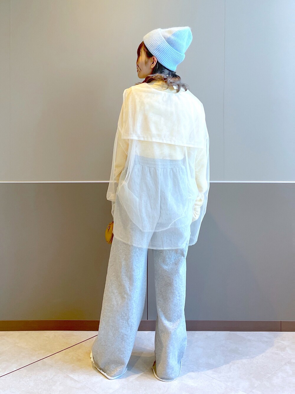 「wcloset、w closet、ダブルクローゼット、秋冬コーデ、チュール、レイヤードスタイル、ボーダーニット、スウェットパンツ、カジュアルガーリー、カラーコーデ、スニーカーブーツ、セーラーカラー、韓国ファッション、韓国コーデ、骨格ストレート」｜「w closetのチュールセーラー衿ブラウス（シャツ/ブラウス、ホワイト系）」を使った、Shiho Moriokaさん（レディース・157cm）の秋コーディネートの3枚目の写真