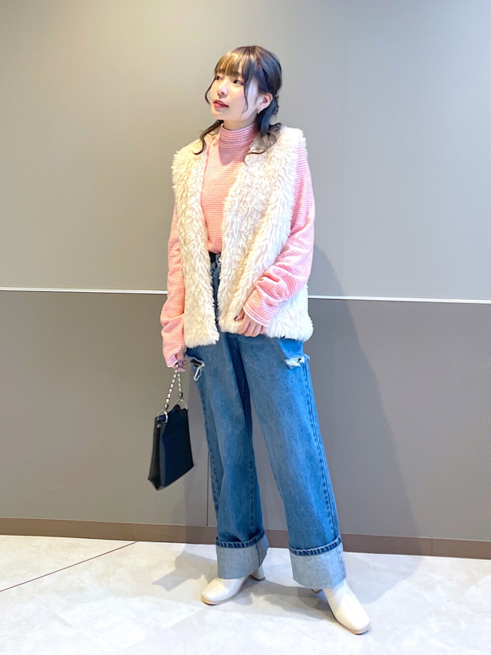 「wcloset、w closet、ダブルクローゼット、秋コーデ、オトナ女子、カジュアル、カジュアルコーデ、ファーベスト、ボーダー、ボーダートップス、ボーダーニット、デニム、デニムパンツ、ダメージデニムパンツ、骨格ストレート」｜「w closetのマイクロボーダーハイネックニットプルオーバー（ニット/セーター、レッド系）」を使った、Shiho Moriokaさん（レディース・157cm）の秋コーディネートの2枚目の写真