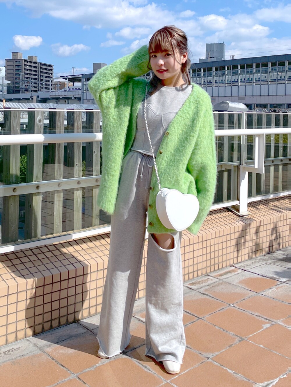 「wcloset、w closet、ダブルクローゼット、alleybywcloset、アリーバイダブルクローゼット、パンツスタイル、セットアップ、スウェットパンツ、カーディガン、カラーコーデ、韓国ファッション、韓国コーデ、骨格ストレート」｜「Alley by w closetの【Alley】ダメージスウェットパンツ（スウェットパンツ、グレー系）」を使った、Shiho Moriokaさん（レディース・157cm）の秋コーディネートの2枚目の写真