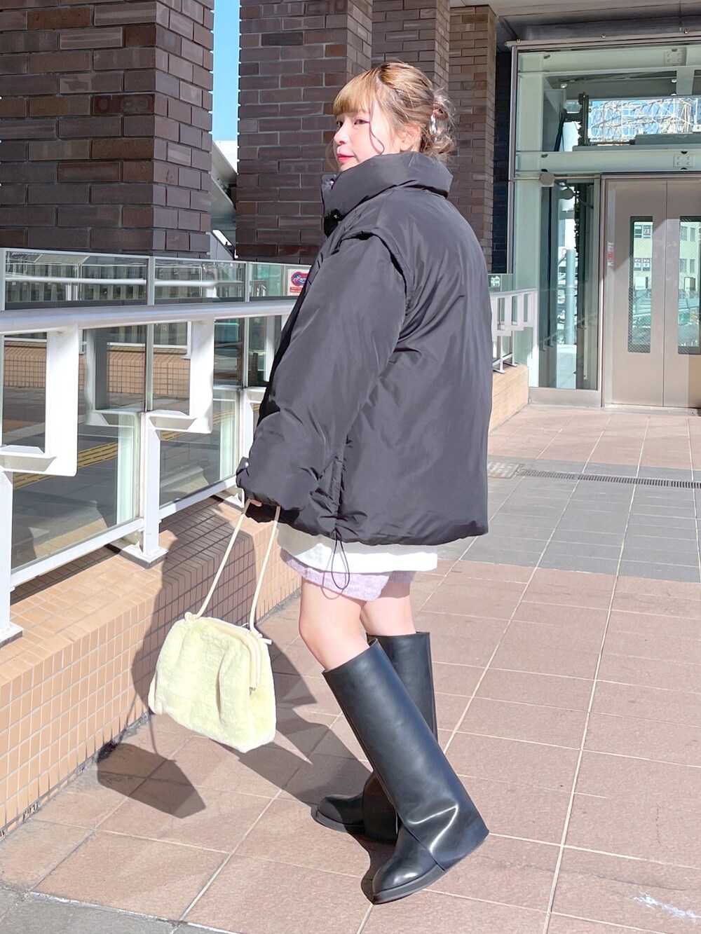 「wcloset、w closet、ダブルクローゼット、カジュアルコーデ、冬コーデ、ブーツスタイル、ダブルジャケット、ハーフジップ、スウェット、ショートパンツ、カラーコーデ、骨格ストレート、ファーバッグ、ロングブーツ、オーバーサイズ」|「w closetの【2WAY】中綿ブルゾン(ダウンジャケット/コート、ブラック系)」を使った、Shiho Moriokaさん(レディース・157cm)の秋コーディネートの3枚目の写真