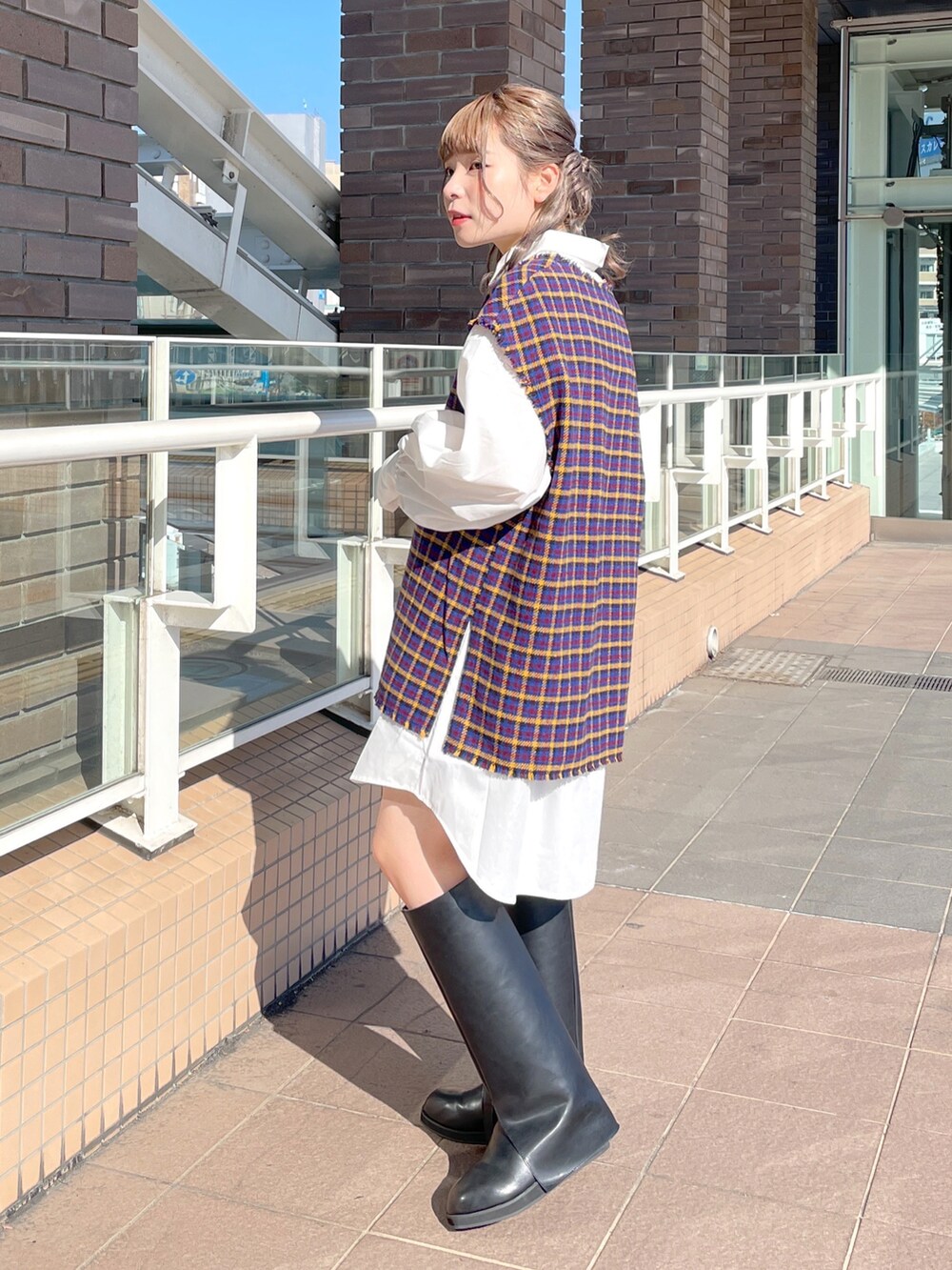 「wcloset、w closet、ダブルクローゼット、秋冬コーデ、冬コーデ、ミニワンピ、シャツワンピ、韓国ファッション、キルティング、キルティングジャケット、ロングブーツ、チェック、ベスト、ベスト×シャツ、骨格ナチュラル」｜「w closetの【マルチウェイ】中綿キルティングVネックジャケット（ミリタリージャケット、ブラック系）」を使った、Shiho Moriokaさん（レディース・157cm）の秋コーディネートの5枚目の写真