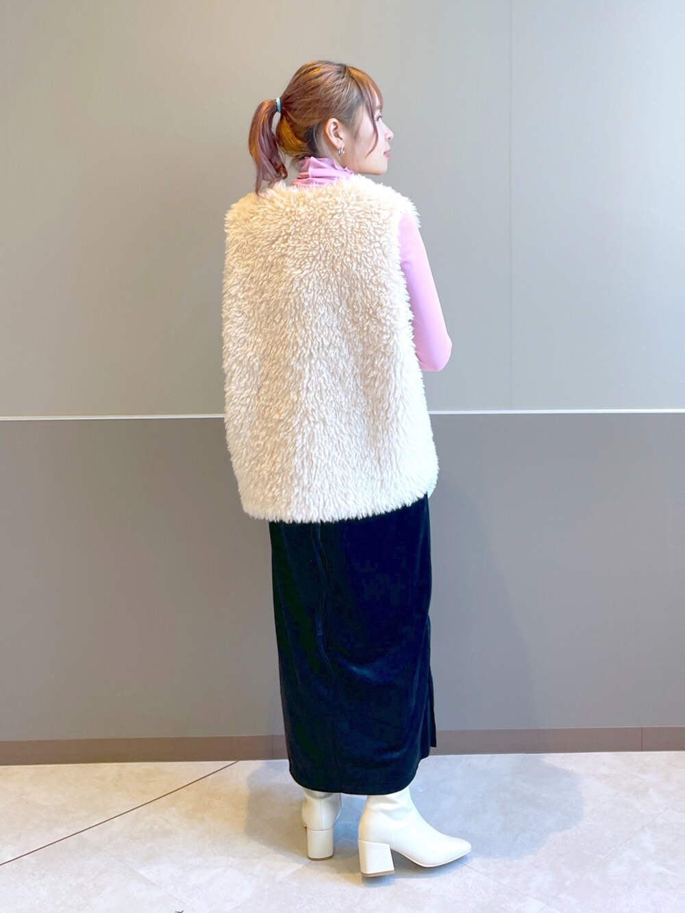 「wcloset、w closet、ダブルクローゼット、秋服コーデ、シンプルコーデ、きれいめカジュアル、カラーコーデ、キャミワンピ、ファーベスト、レイヤードスタイル、大人かわいい、キレイめ、キャミワンピース、骨格ストレート」｜「w closetのシアーカフハイネックプルオーバー（Tシャツ/カットソー、ピンク系）」を使った、Shiho Moriokaさん（レディース・157cm）の秋コーディネートの3枚目の写真