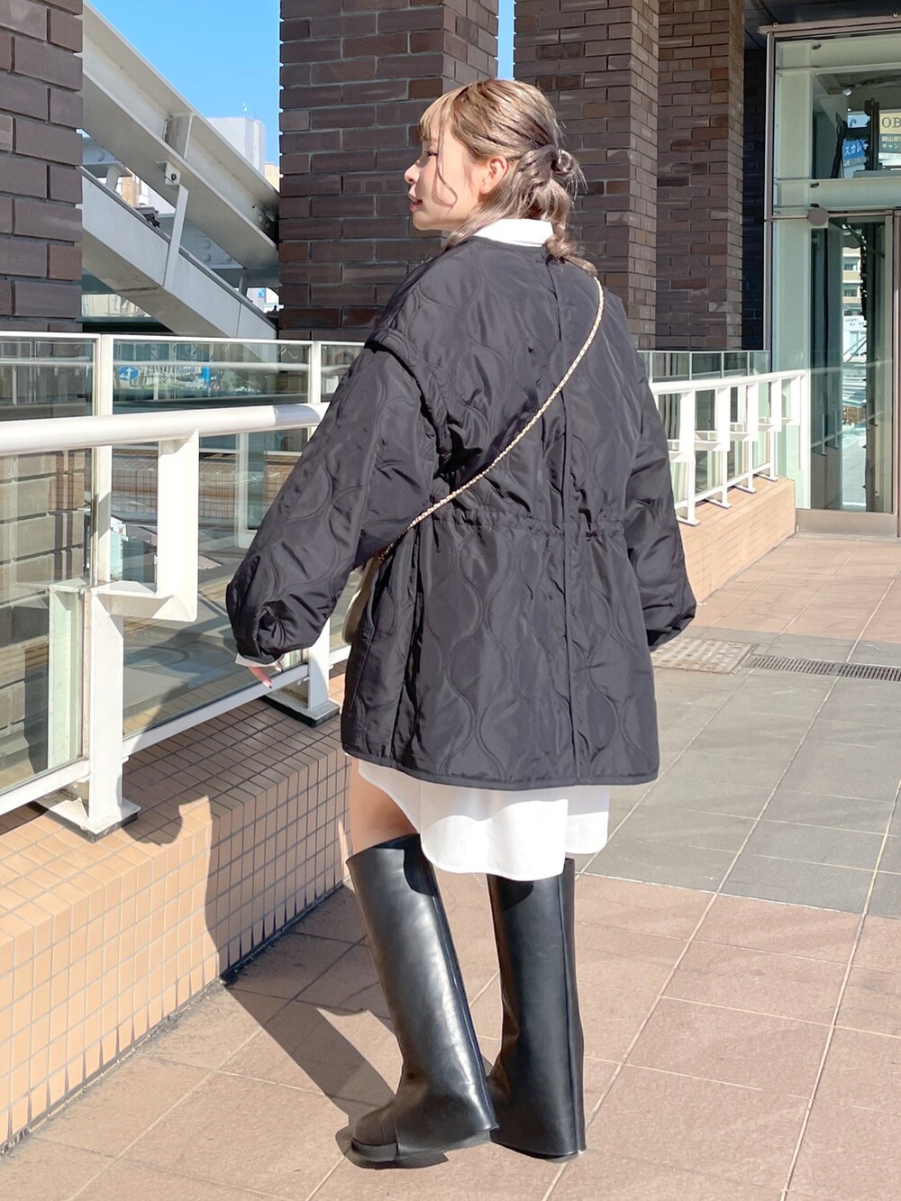 「wcloset、w closet、ダブルクローゼット、秋冬コーデ、冬コーデ、ミニワンピ、シャツワンピ、韓国ファッション、キルティング、キルティングジャケット、ロングブーツ、チェック、ベスト、ベスト×シャツ、骨格ナチュラル」｜「w closetの【マルチウェイ】中綿キルティングVネックジャケット（ミリタリージャケット、ブラック系）」を使った、Shiho Moriokaさん（レディース・157cm）の秋コーディネートの2枚目の写真