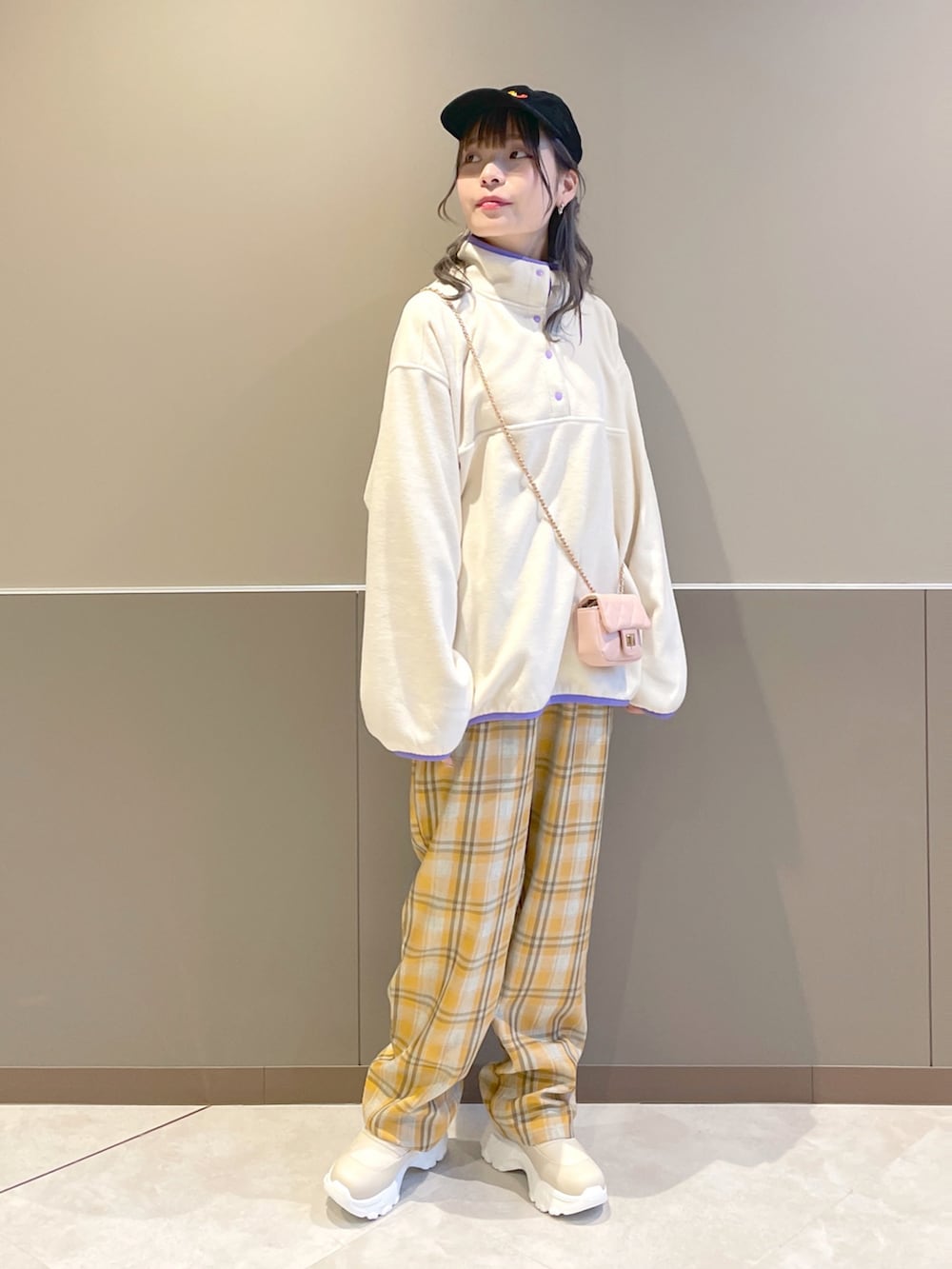 「wcloset、ダブルクローゼット、w closet、秋冬コーデ、大人かわいい、パンツスタイル、秋コーデ、フリース、チェックパンツ、オレンジ、カラーコーデ、カジュアルコーデ、キャップ、オーバーサイズ、骨格ストレート」｜「w closetの★先行予約★フリースハーフスナッププルオーバー【11月中旬入荷】（ジャケット/アウター、ホワイト系）」を使った、Shiho Moriokaさん（レディース・157cm）の秋コーディネートの2枚目の写真