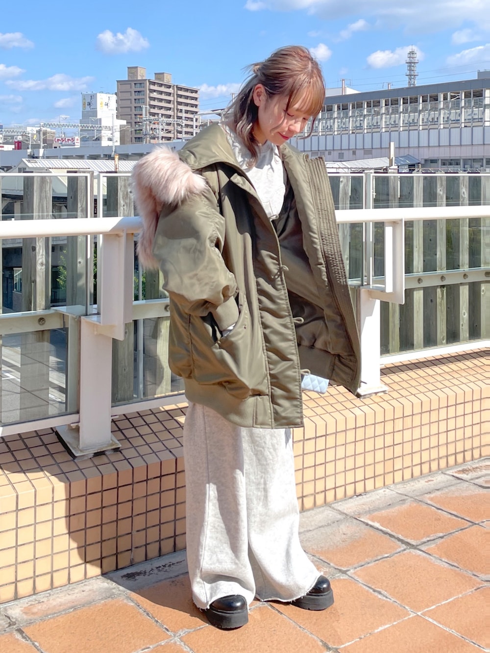 「alleybywcloset、アリーバイダブルクローゼット、wcloset、ダブルクローゼット、w closet、秋冬コーデ、カジュアルコーデ、ストリート、セットアップ、N3B、スウェット、スウェットパンツ、韓国ファッション、韓国コーデ、骨格ストレート」｜「Alley by w closetの【マルチウェイ】【Alley】N-3Bブルゾン（ミリタリージャケット、グリーン系）」を使った、Shiho Moriokaさん（レディース・157cm）の秋コーディネートの3枚目の写真