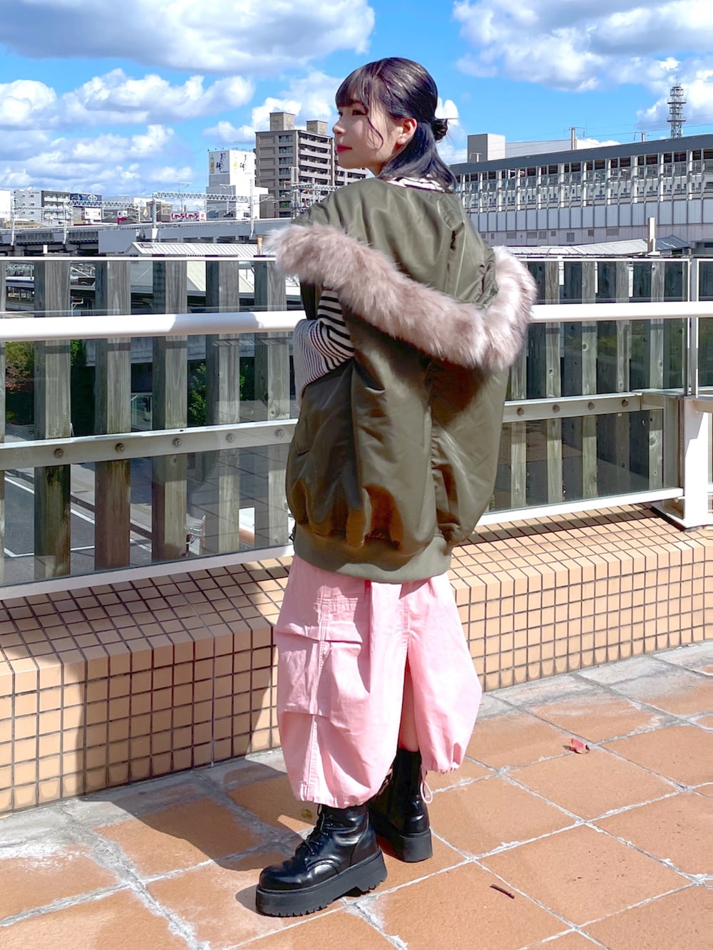 「wcloset、w closet、ダブルクローゼット、alleybywcloset、アリーバイダブルクローゼット、N3B、ブルゾン、冬アウター、冬コーデ、オトナカジュアル、カーゴスカート、カラーコーデ、ボーダーニット、ピンクコーデ、骨格ストレート」｜「Alley by w closetの【マルチウェイ】【Alley】N-3Bブルゾン（ミリタリージャケット、グリーン系）」を使った、Shiho Moriokaさん（レディース・157cm）の秋コーディネートの3枚目の写真