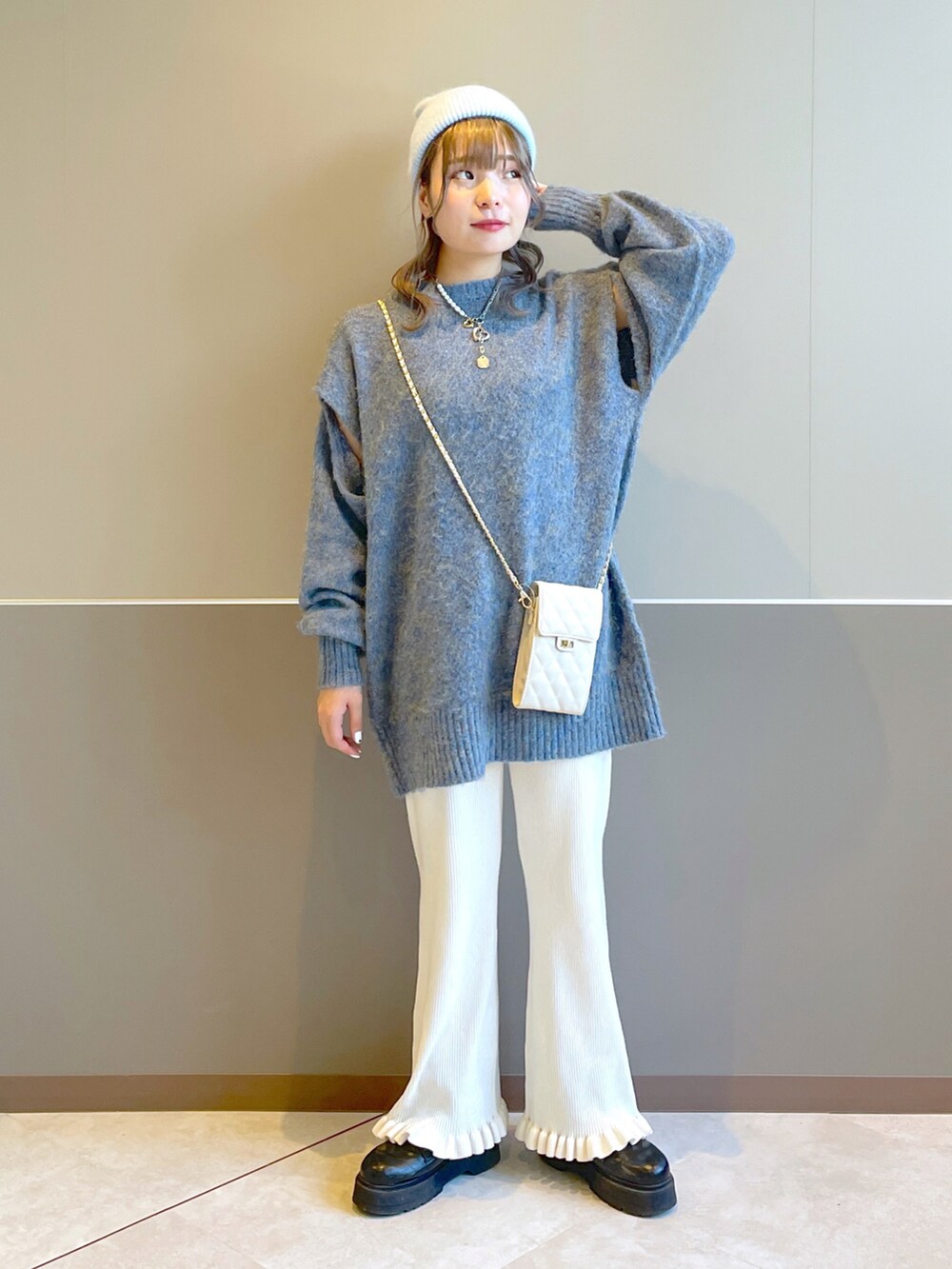 「wcloset、w closet、ダブルクローゼット、ファーベスト、ニット、肌見せ、カジュアルコーデ、冬コーデ、秋コーデ、オトナカジュアル、リブパンツ、カラーコーデ、シンプルコーデ、ゆるコーデ、骨格ストレート」｜「w closetのボリュームフェイクファーベスト（ベスト、ベージュ系）」を使った、Shiho Moriokaさん（レディース・157cm）の秋コーディネートの4枚目の写真