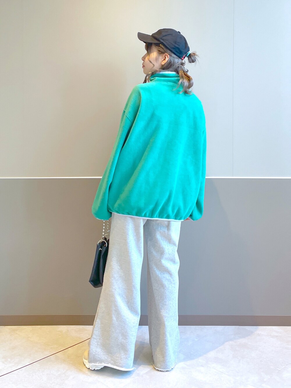 「wcloset、w closet、ダブルクローゼット、alleybywcloset、アリーバイダブルクローゼット、秋服コーデ、カジュアルコーデ、秋、フリース、スウェット、スウェットパンツ、ストリート、カラーコーデ、グリーンコーデ、骨格ストレート」｜「w closetのフリースハーフスナッププルオーバー（その他トップス、グリーン系）」を使った、Shiho Moriokaさん（レディース・157cm）の秋コーディネートの4枚目の写真