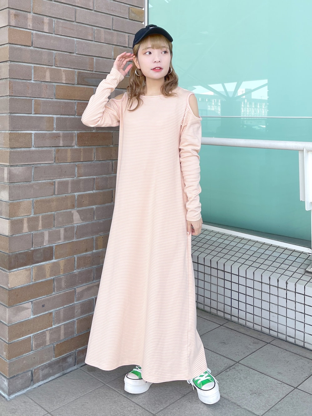 「wcloset、ダブルクローゼット、ダブクロ、春コーデ、オトナカワイイ、休日コーデ、大人カジュアル、デニムジャケット、Gジャン、春カラー、ワンピース、デニムコーデ、お花見コーデ、パステル映える春、骨格ストレート」｜「w closetのビッグデニムジャケット（デニムジャケット、ブルー系）」を使った、Shiho Moriokaさん（レディース・157cm）の春コーディネートの4枚目の写真