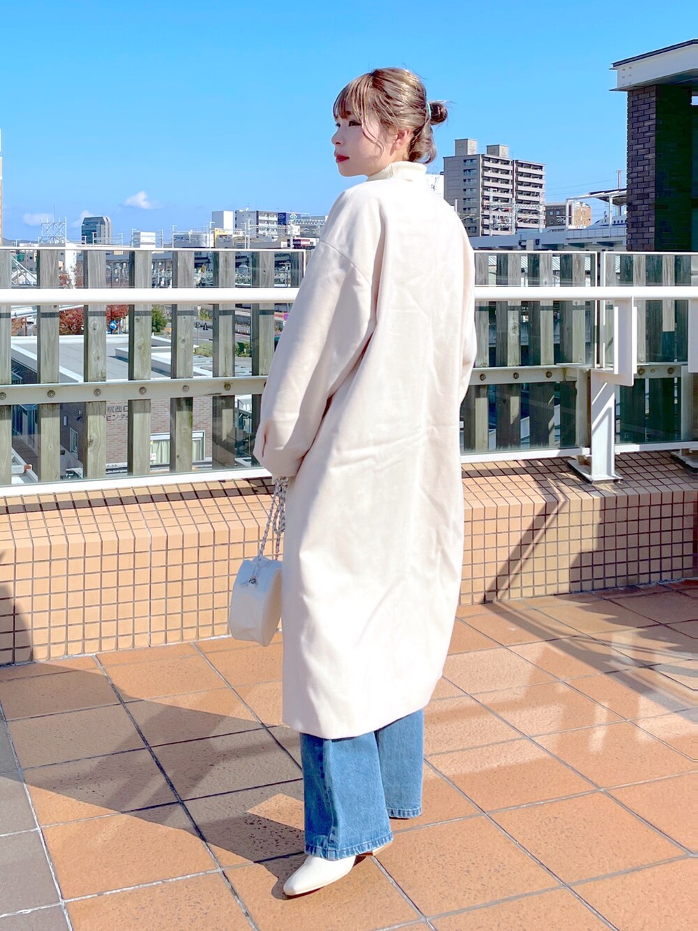 「wcloset、w closet、ダブルクローゼット、秋冬コーデ、冬コーデ、ブーツスタイル、ロングコート、大人カジュアル、ブラウス、ショート丈トップス、フレアデニム、大人コーデ、タートルネック、ノーカラーコート、骨格ストレート」|「w closetの【2WAY】スタンドカラーロングコート(チェスターコート、ホワイト系)」を使った、Shiho Moriokaさん(レディース・157cm)の秋コーディネートの2枚目の写真