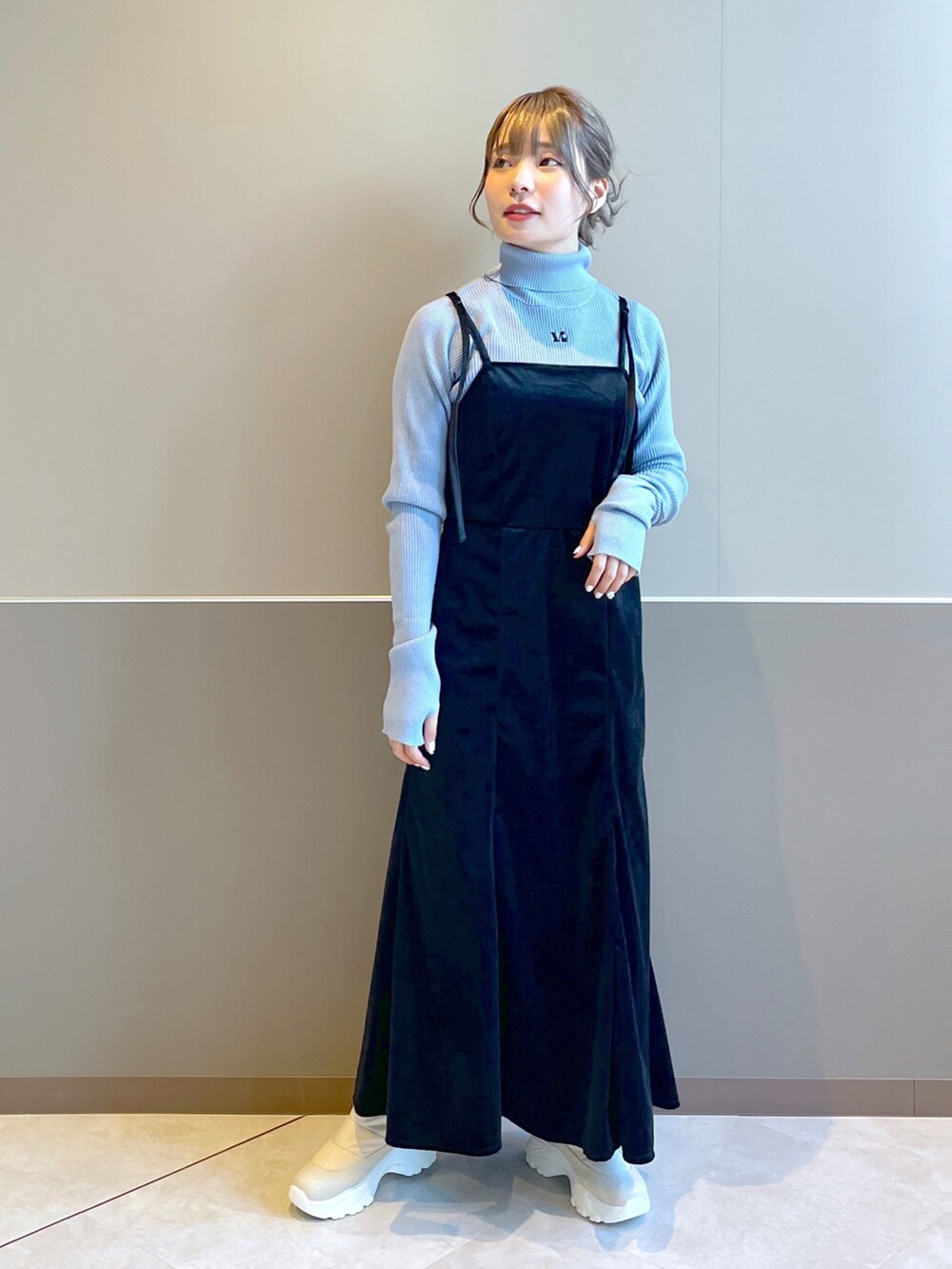 「wcloset、w closet、ダブルクローゼット、秋服コーデ、秋冬コーデ、オトナ女子、カーディガン、キャミワンピ、キャミワンピース、ハイネックニット、タートルネック、カラーコーデ、大人かわいい、トレンド、骨格ストレート」｜「w closetのブークレ起毛ロングカーディガン（カーディガン/ボレロ、ホワイト系）」を使った、Shiho Moriokaさん（レディース・157cm）の秋コーディネートの4枚目の写真
