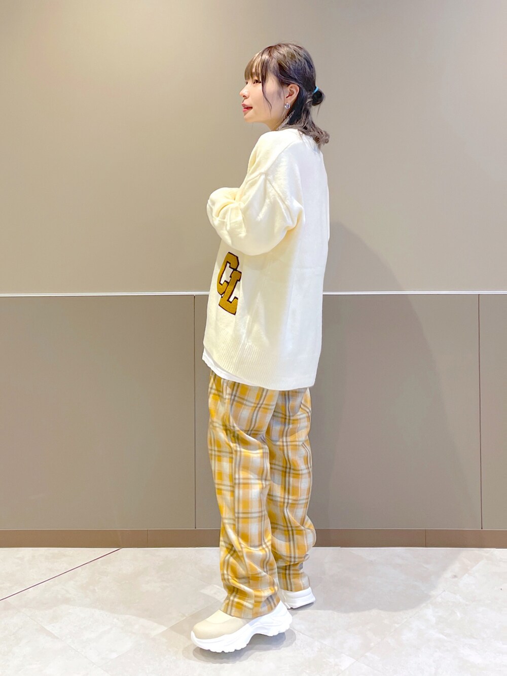 「wcloset、w closet、ダブルクローゼット、カーディガン、カジュアルコーデ、秋冬、パンツスタイル、ゆったりコーデ、レイヤードスタイル、カラーコーデ、レタードカーディガン、チェックパンツ、スニーカーブーツ、ミニバッグ、骨格ストレート」｜「w closetのロゴプリントロンT（Tシャツ/カットソー、ホワイト系）」を使った、Shiho Moriokaさん（レディース・157cm）の秋コーディネートの4枚目の写真