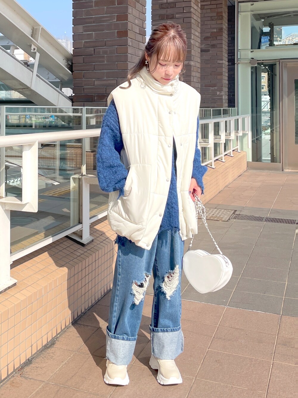 「wcloset、w closet、ダブルクローゼット、秋冬コーデ、オトナカジュアル、パンツスタイル、秋コーデ、ダウンベスト、カラーコーデ、デニム、ダメージデニムパンツ、パンツコーデ、スニーカーブーツ、骨格ストレート」｜「w closetの中綿ベスト（ダウンベスト、ホワイト系）」を使った、Shiho Moriokaさん（レディース・157cm）の秋コーディネートの4枚目の写真