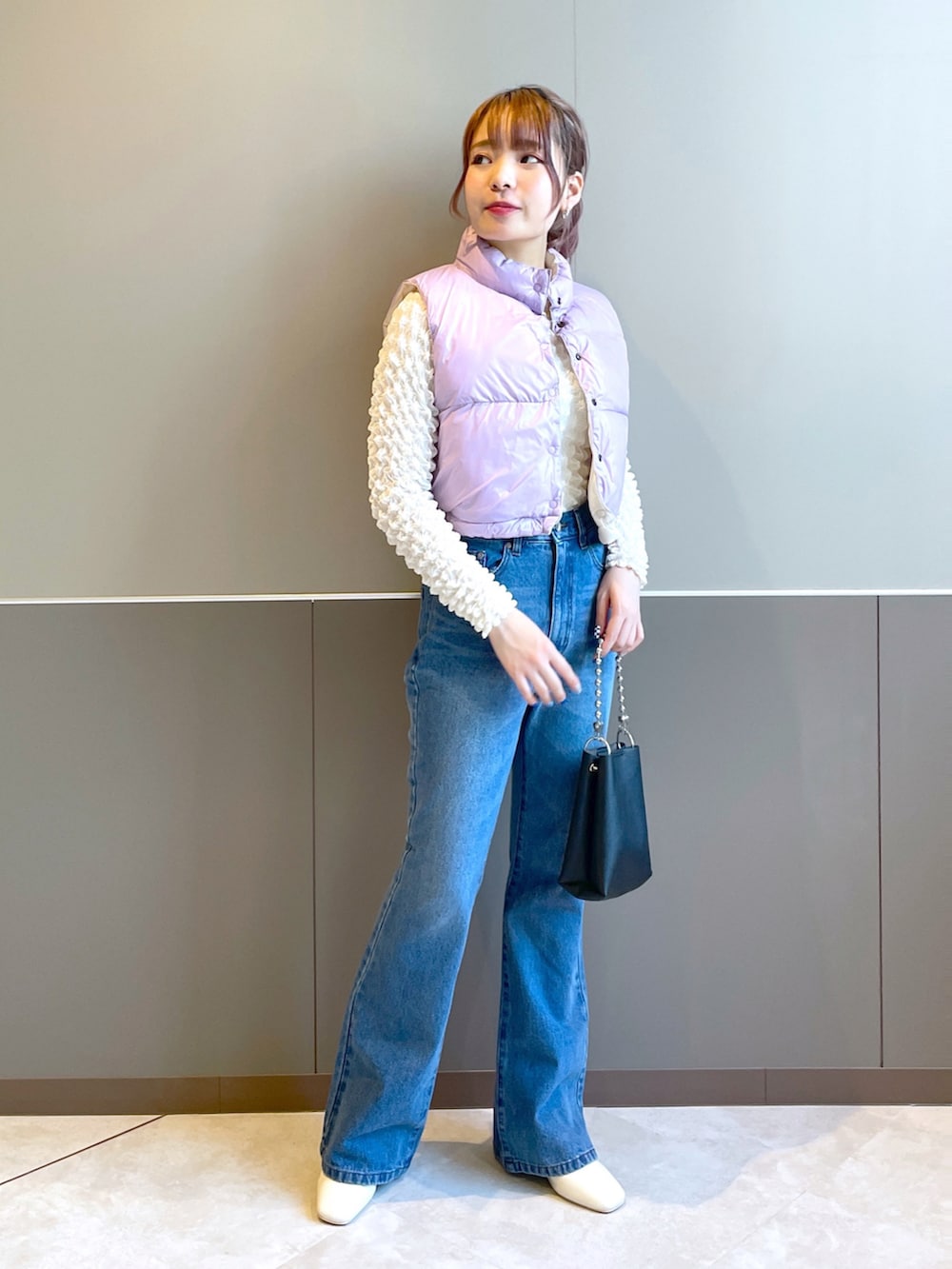 パープル系のジャケット/アウター、ホワイト系のシャツ/ブラウス、ブルー系のデニムパンツを着用したレディースの秋コーディネートの2枚目の写真