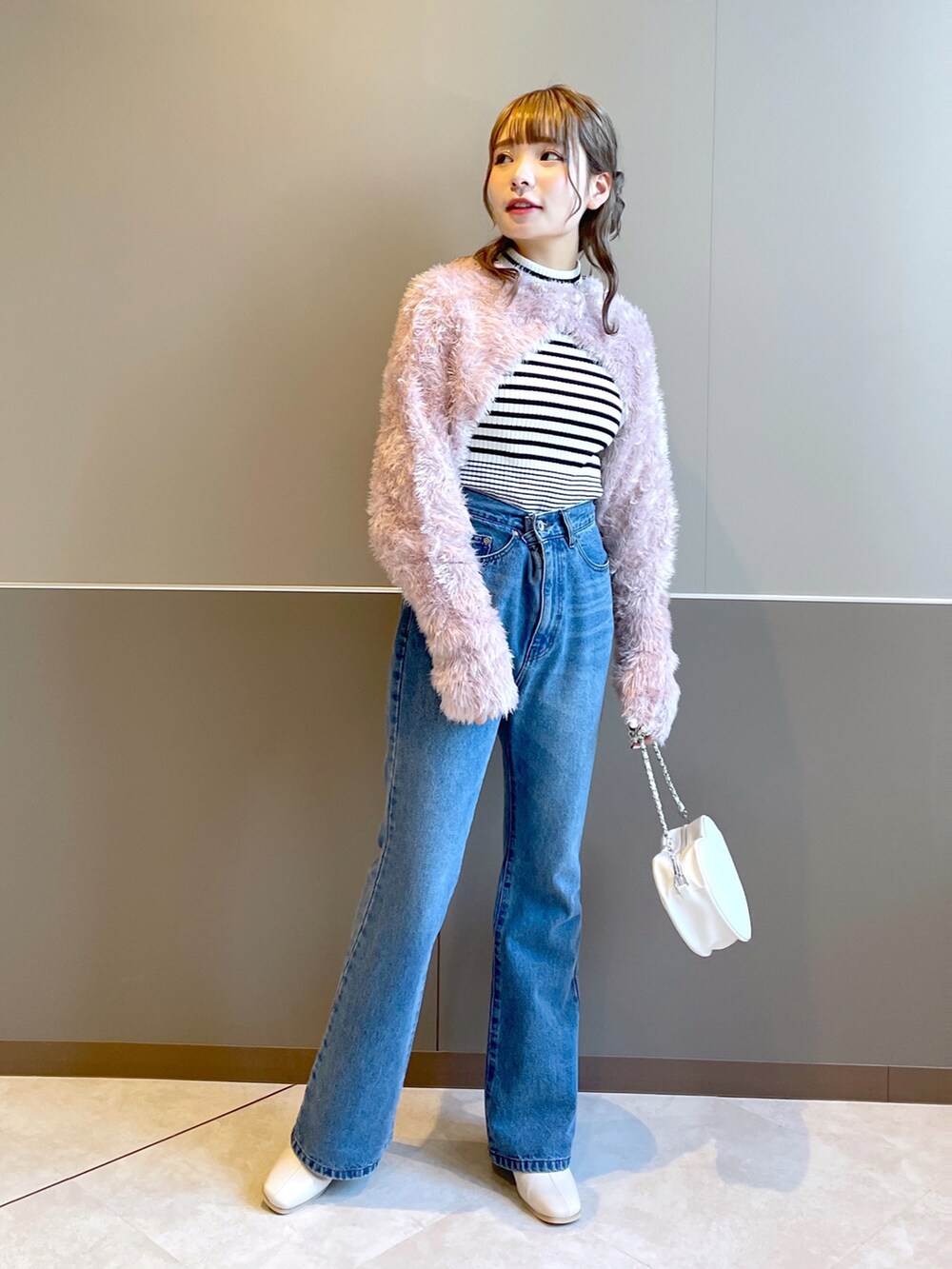 「wcloset、w closet、秋冬コーデ、カジュアルガーリー、大人かわいい、フェザー、ボーダーニット、デニム、フレアデニム、カラーコーデ、ショート丈トップス、骨格ストレート、デニムパンツ、ブーツ、ダブルクローゼット」｜「w closetの【マルチウェイ】フェザーヤーンボレロ&リブキャミソールSET（ニット/セーター、ピンク系）」を使った、Shiho Moriokaさん（レディース・157cm）の秋コーディネートの3枚目の写真