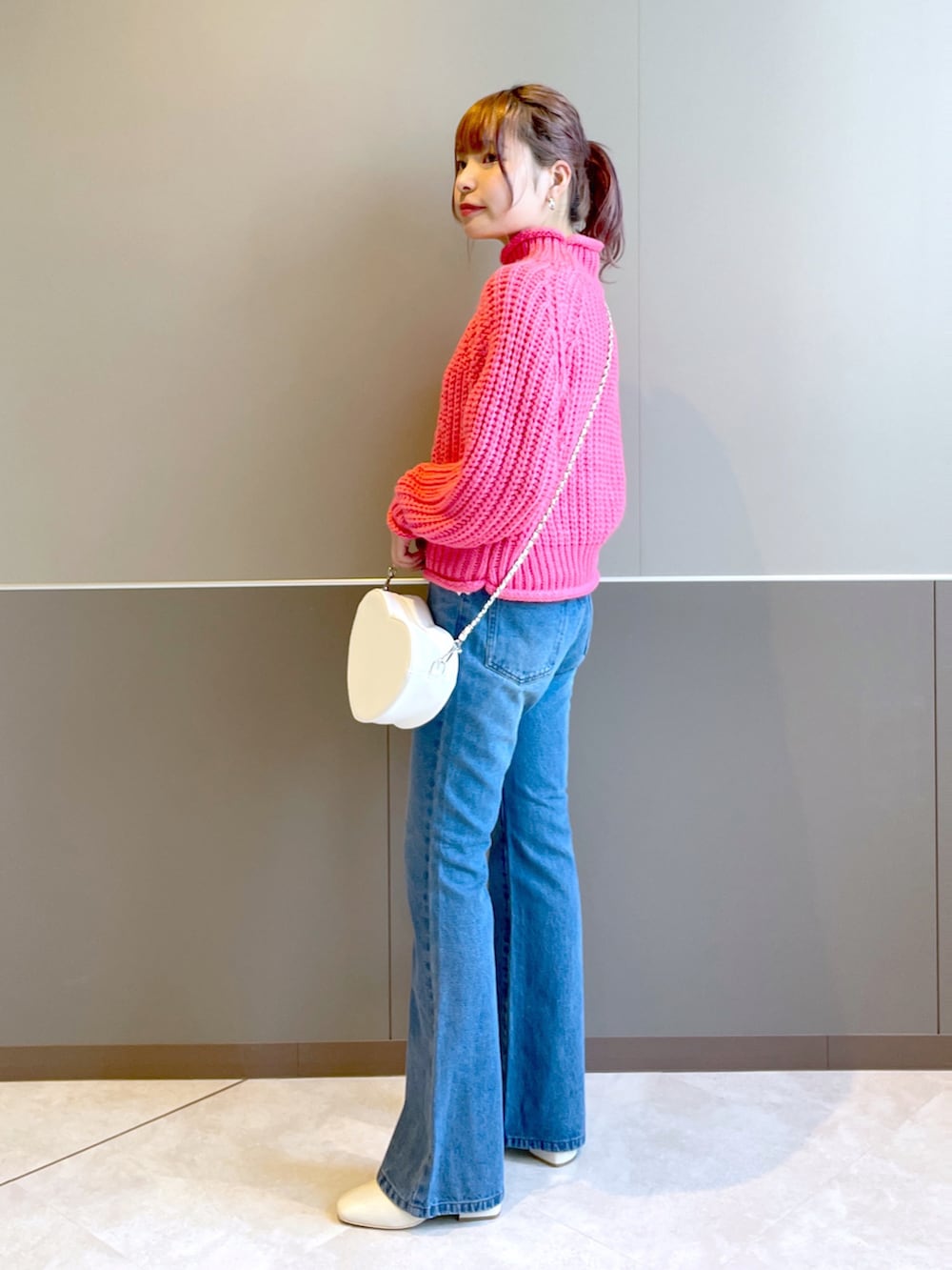 「wcloset、w closet、ダブルクローゼット、シンプルスタイル、カラーコーデ、パンツスタイル、カジュアルコーデ、オトナカジュアル、秋のコーデ、大人かわいい、秋服準備はじめました、カラーニット、フレアデニム、ピンク、骨格ストレート」｜「Alley by w closetの【Alley】オフタートルニットプルオーバー（ニット/セーター、ピンク系）」を使った、Shiho Moriokaさん（レディース・157cm）の秋コーディネートの3枚目の写真