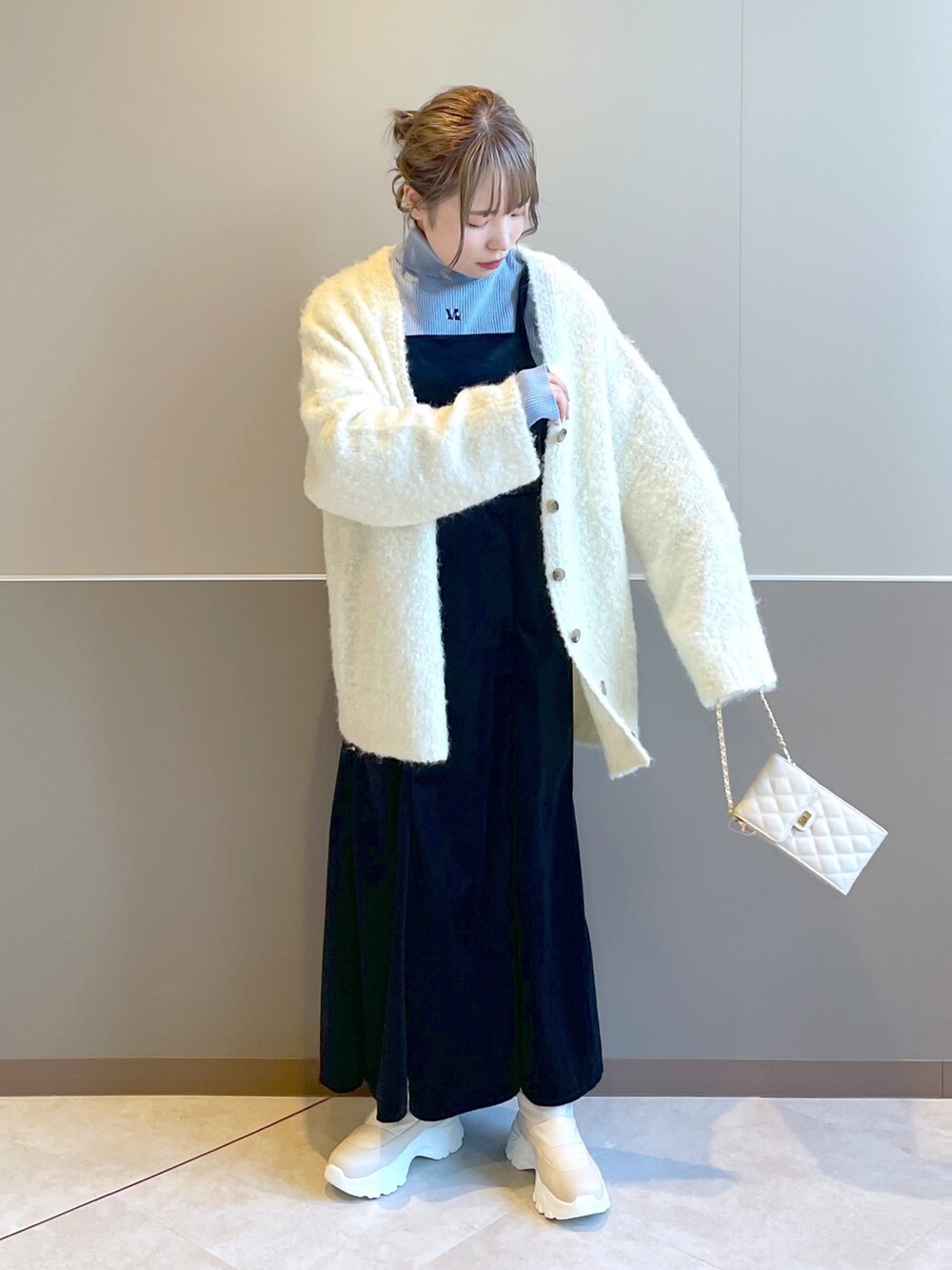 「wcloset、w closet、ダブルクローゼット、秋服コーデ、秋冬コーデ、オトナ女子、カーディガン、キャミワンピ、キャミワンピース、ハイネックニット、タートルネック、カラーコーデ、大人かわいい、トレンド、骨格ストレート」｜「w closetのブークレ起毛ロングカーディガン（カーディガン/ボレロ、ホワイト系）」を使った、Shiho Moriokaさん（レディース・157cm）の秋コーディネートの2枚目の写真