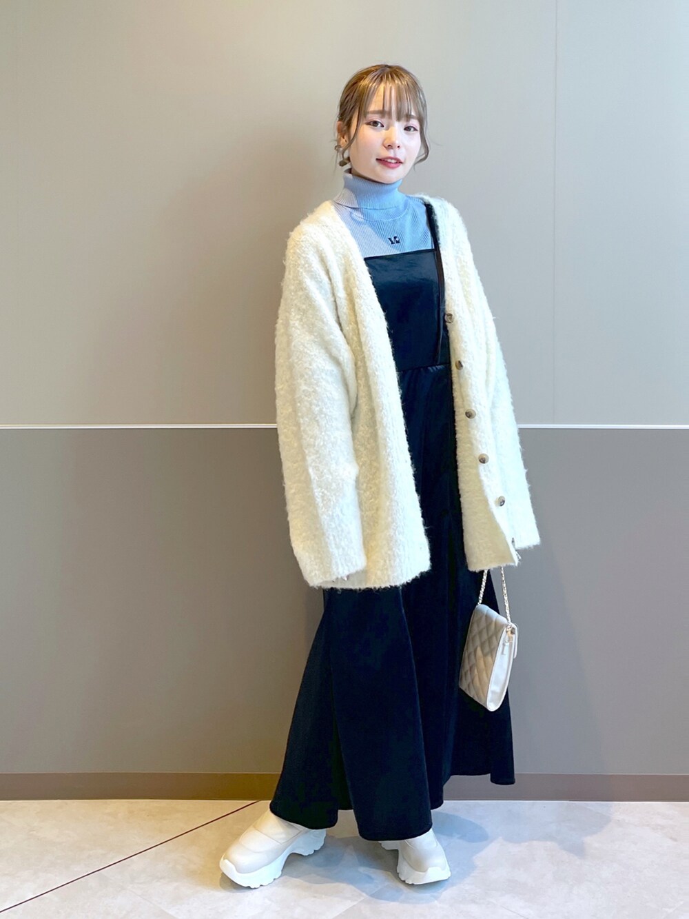 「wcloset、w closet、ダブルクローゼット、秋服コーデ、秋冬コーデ、オトナ女子、カーディガン、キャミワンピ、キャミワンピース、ハイネックニット、タートルネック、カラーコーデ、大人かわいい、トレンド、骨格ストレート」｜「w closetのブークレ起毛ロングカーディガン（カーディガン/ボレロ、ホワイト系）」を使った、Shiho Moriokaさん（レディース・157cm）の秋コーディネートの3枚目の写真
