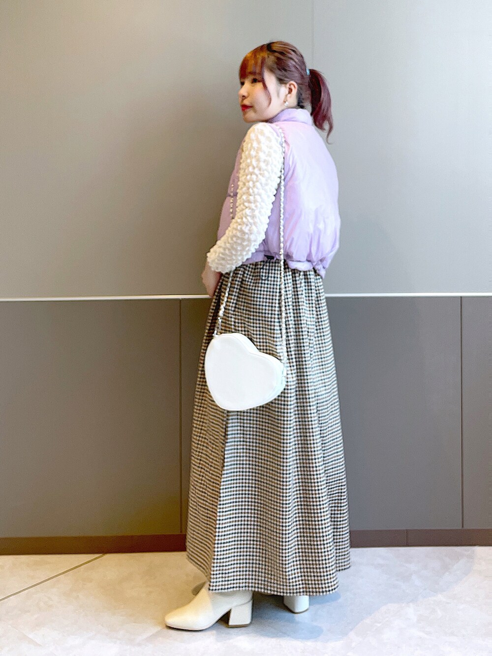 「wcloset、w closet、ダブルクローゼット、ダウンベスト、ショート丈、ポップコーントップス、キャミワンピ、チェック、チェックワンピース、カラーコーデ、リバーシブル、カジュアルガーリー、ストレッチブーツ、ハートバッグ、骨格ストレート」｜「w closetの★先行予約★【リバーシブル】フェイクダウンベスト【8月下旬入荷】（ジャケット/アウター、パープル系）」を使った、Shiho Moriokaさん（レディース・157cm）の秋コーディネートの3枚目の写真