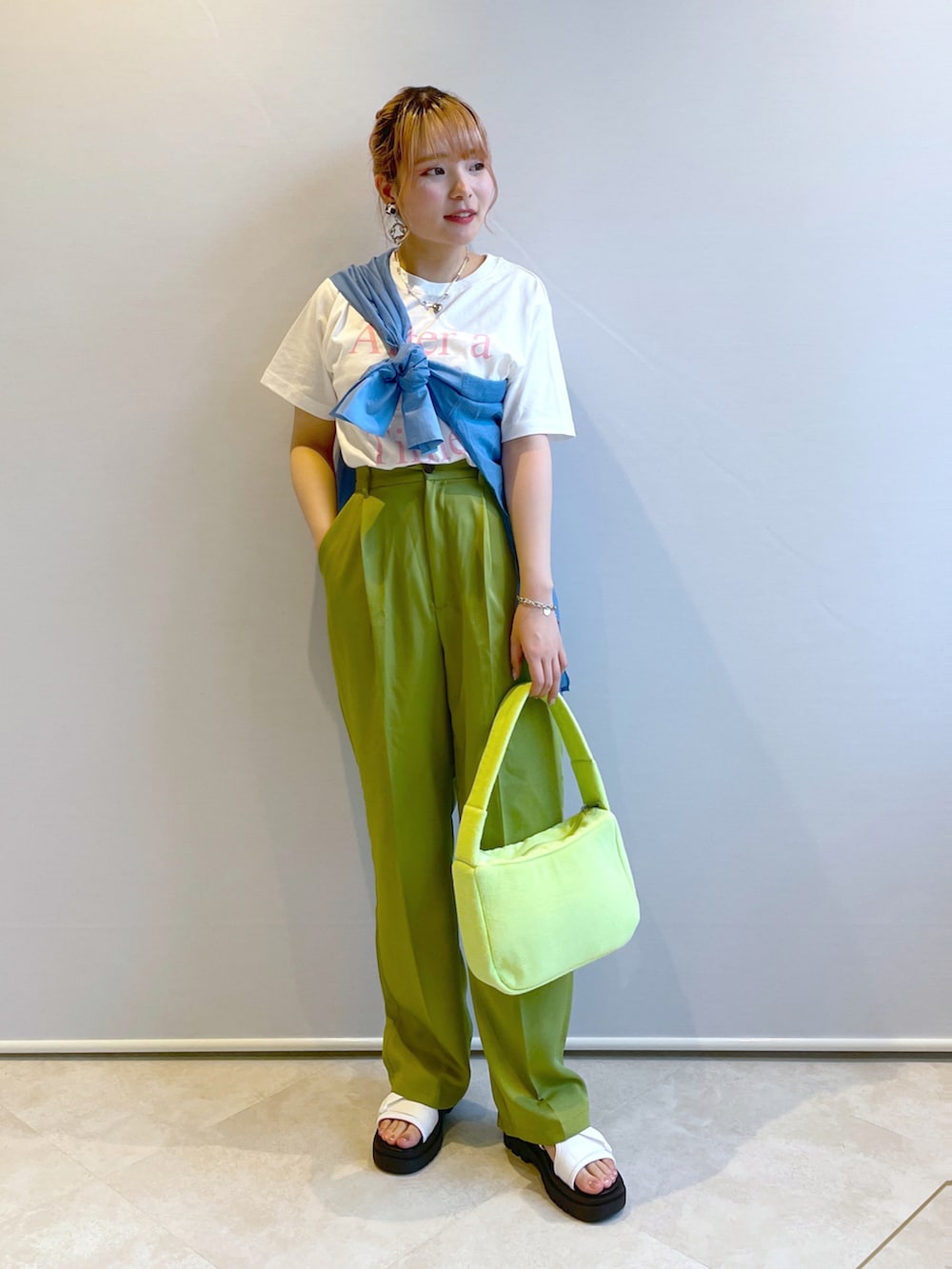 「wcloset、w closet、ダブルクローゼット、Tシャツ、ロゴT、たすき掛け、シアーシャツ、パンツスタイル、タックパンツ、ゆったりコーデ、カラーコーデ、ポップ、夏コーデ、カジュアル、骨格ストレート」|「w closetのシンプルロゴプリントTシャツ(Tシャツ/カットソー、ホワイト系)」を使った、Shiho Moriokaさん(レディース・157cm)の夏コーディネートの2枚目の写真
