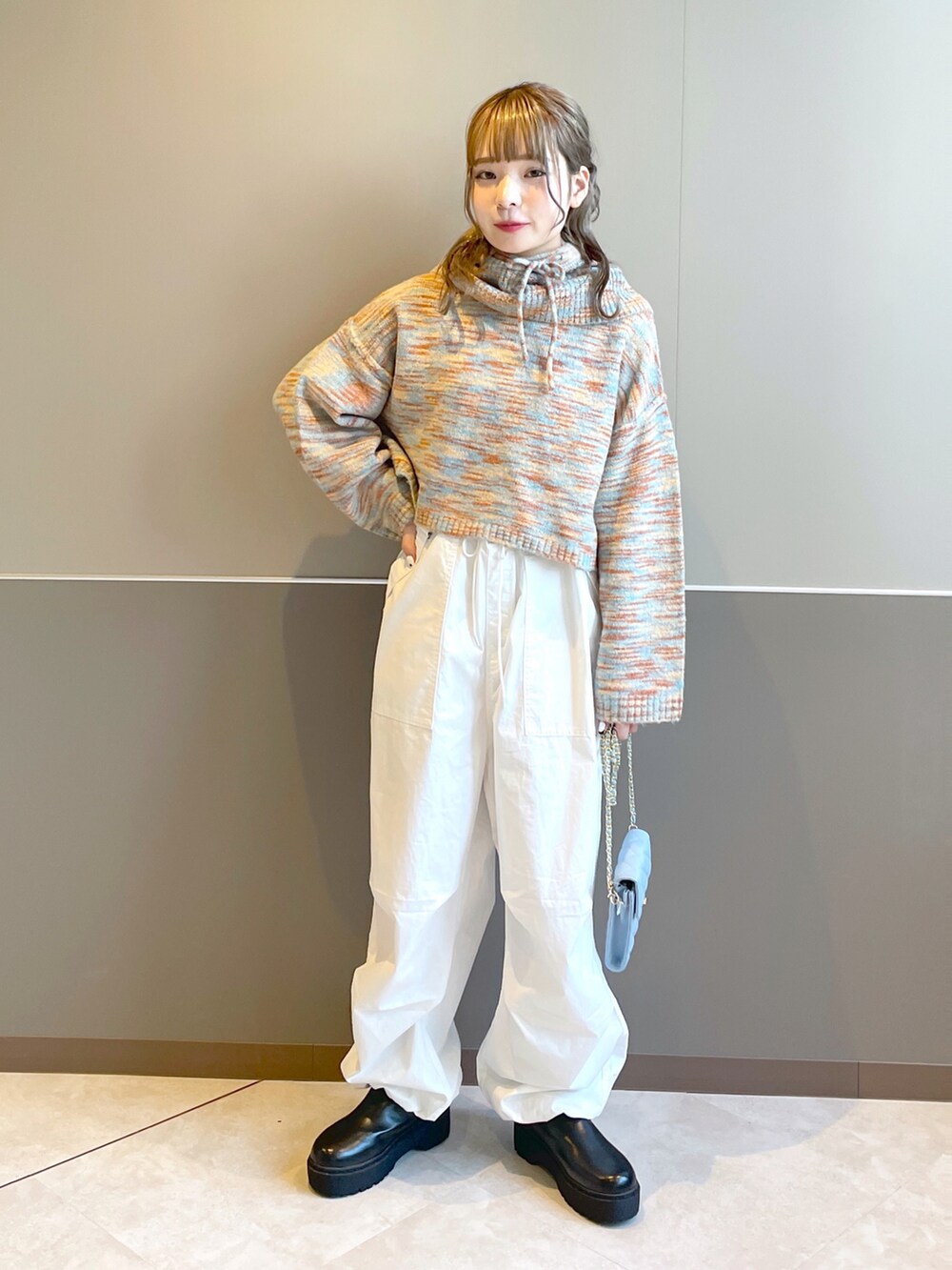 「w closet、wcloset、ダブルクローゼット、バラクラバ、ニット、ショート丈トップス、カーゴパンツ、パラシュートパンツ、ミックスニット、グラデーション、秋冬コーデ、カジュアルコーデ、サイドゴアブーツ、スマホショルダー、骨格ストレート」｜「w closetの【マルチウェイ】ミックスカラーニット&バラクラバSET（ニット/セーター、オレンジ系）」を使った、Shiho Moriokaさん（レディース・157cm）の秋コーディネートの2枚目の写真