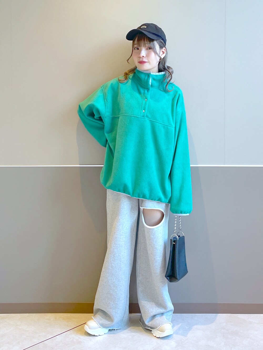 「wcloset、w closet、ダブルクローゼット、alleybywcloset、アリーバイダブルクローゼット、秋服コーデ、カジュアルコーデ、秋、フリース、スウェット、スウェットパンツ、ストリート、カラーコーデ、グリーンコーデ、骨格ストレート」｜「w closetのフリースハーフスナッププルオーバー（その他トップス、グリーン系）」を使った、Shiho Moriokaさん（レディース・157cm）の秋コーディネートの2枚目の写真