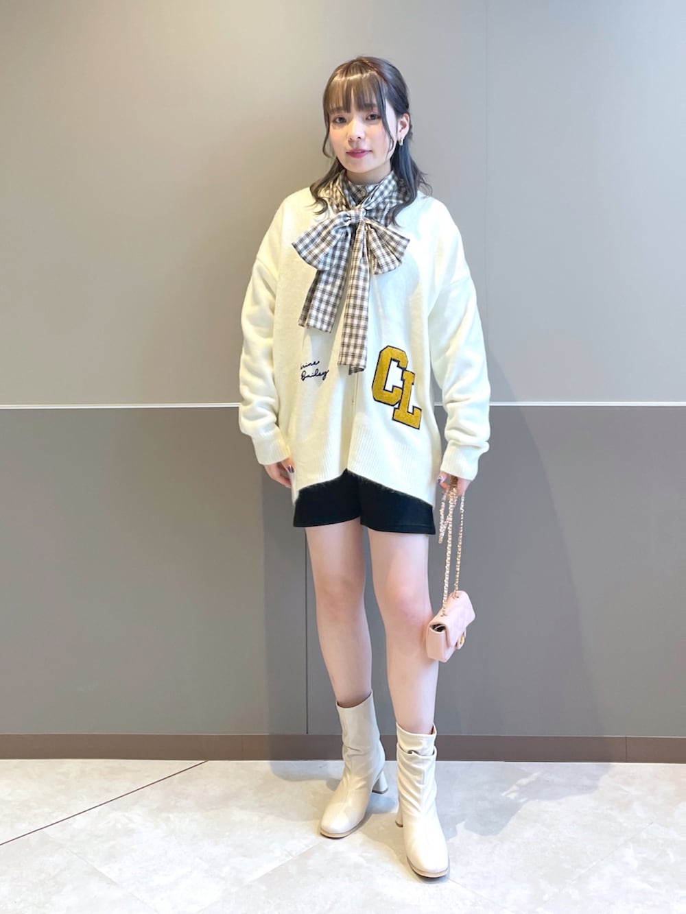 「wcloset、w closet、ダブルクローゼット、きれいめカジュアル、プレッピー、ショートパンツ、カーディガン、レタードカーディガン、ボウタイブラウス、チェック柄、チェックブラウス、ブーツ、ショートブーツ、韓国ファッション、骨格ストレート」｜「w closetの【2WAY】ボウタイ付きブラウス（シャツ/ブラウス、その他）」を使った、Shiho Moriokaさん（レディース・157cm）の秋コーディネートの2枚目の写真