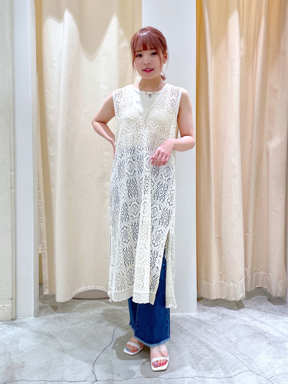 「wcloset、w closet、ダブルクローゼット、シアーシャツ、テーラードジャケット、ジャケット、透かし編みニット、透かし編み、カラーコーデ、デニム、デニムコーデ、レイヤードスタイル、骨格ストレート」|「w closetの【マルチウェイ】テーラードシャツジャケット(テーラードジャケット、ピンク系)」を使った、Shiho Moriokaさん(レディース・157cm)の夏コーディネートの2枚目の写真
