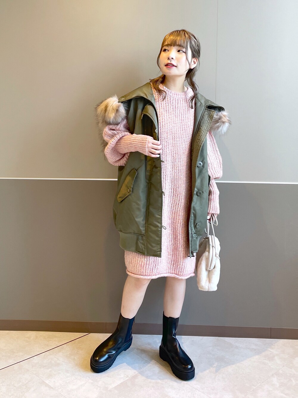 「wcloset、w closet、ダブルクローゼット、alleybywcloset、アリーバイダブルクローゼット、バラクラバ、ニットワンピース、ミニワンピ、N3B、秋冬コーデ、冬アウター、カジュアルガーリー、カラーコーデ、サイドゴアブーツ、骨格ストレート」｜「Alley by w closetの【マルチウェイ】【Alley】N-3Bブルゾン（ミリタリージャケット、グリーン系）」を使った、Shiho Moriokaさん（レディース・157cm）の秋コーディネートの2枚目の写真
