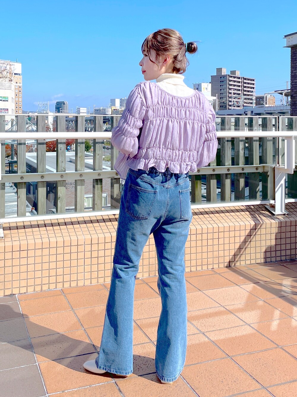 「wcloset、w closet、ダブルクローゼット、秋冬コーデ、冬コーデ、ブーツスタイル、ロングコート、大人カジュアル、ブラウス、ショート丈トップス、フレアデニム、大人コーデ、タートルネック、ノーカラーコート、骨格ストレート」|「w closetの【2WAY】スタンドカラーロングコート(チェスターコート、ホワイト系)」を使った、Shiho Moriokaさん(レディース・157cm)の秋コーディネートの4枚目の写真
