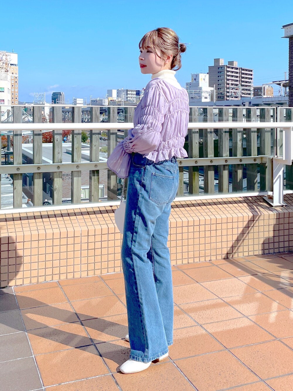「wcloset、w closet、ダブルクローゼット、秋冬コーデ、冬コーデ、ブーツスタイル、ロングコート、大人カジュアル、ブラウス、ショート丈トップス、フレアデニム、大人コーデ、タートルネック、ノーカラーコート、骨格ストレート」|「w closetの【2WAY】スタンドカラーロングコート(チェスターコート、ホワイト系)」を使った、Shiho Moriokaさん(レディース・157cm)の秋コーディネートの5枚目の写真