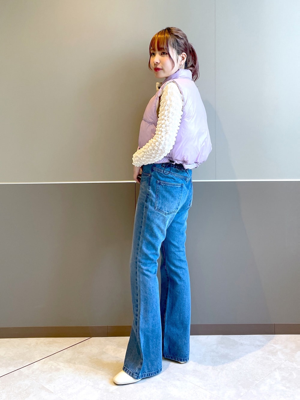 パープル系のジャケット/アウター、ホワイト系のシャツ/ブラウス、ブルー系のデニムパンツを着用したレディースの秋コーディネートの3枚目の写真
