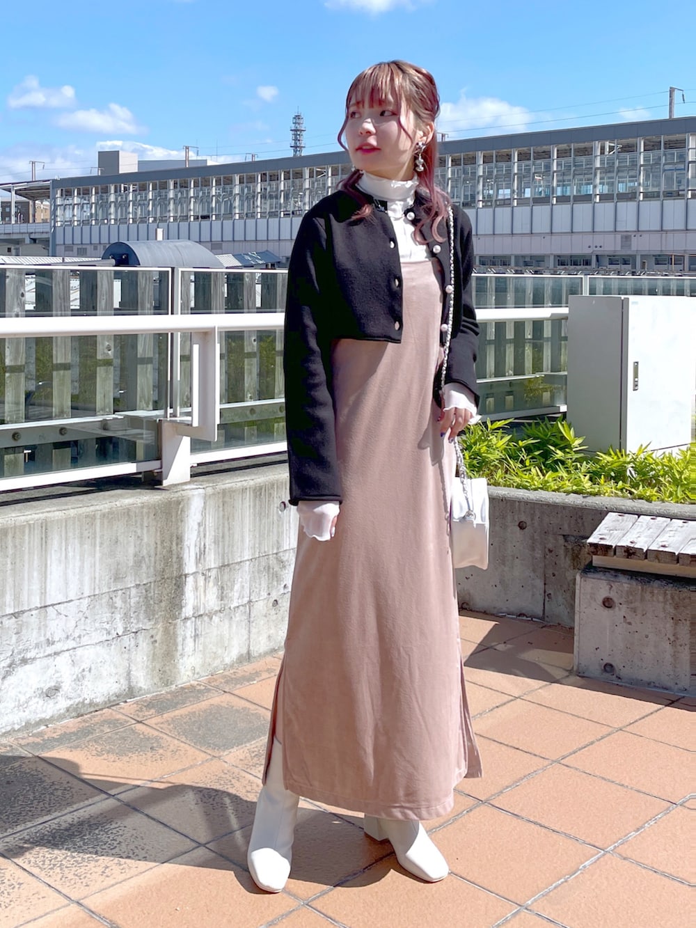 「w closet、wcloset、ダブルクローゼット、秋ルック紹介するよ、秋服コーデ、秋服、キレイめ、キャミワンピ、ショート丈トップス、ショートカーディガン、キレイめコーデ、ストレッチブーツ、大人かわいい、大人女子、骨格ストレート」|「w closetのショートクルーネックカーディガン(カーディガン/ボレロ、ブラック系)」を使った、Shiho Moriokaさん(レディース・157cm)の秋コーディネートの2枚目の写真