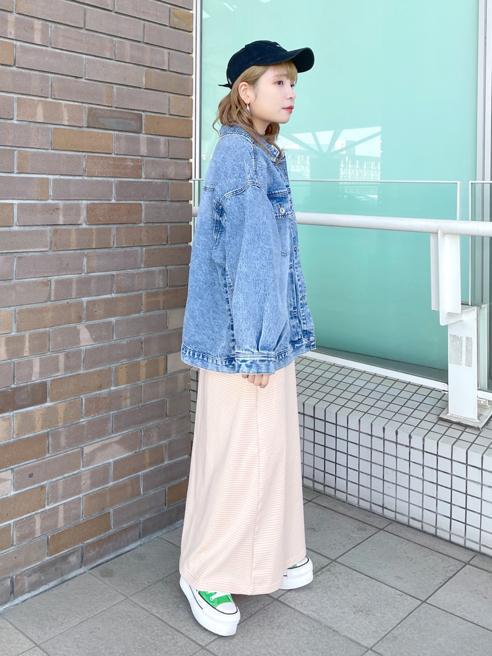 「wcloset、ダブルクローゼット、ダブクロ、春コーデ、オトナカワイイ、休日コーデ、大人カジュアル、デニムジャケット、Gジャン、春カラー、ワンピース、デニムコーデ、お花見コーデ、パステル映える春、骨格ストレート」｜「w closetのビッグデニムジャケット（デニムジャケット、ブルー系）」を使った、Shiho Moriokaさん（レディース・157cm）の春コーディネートの2枚目の写真
