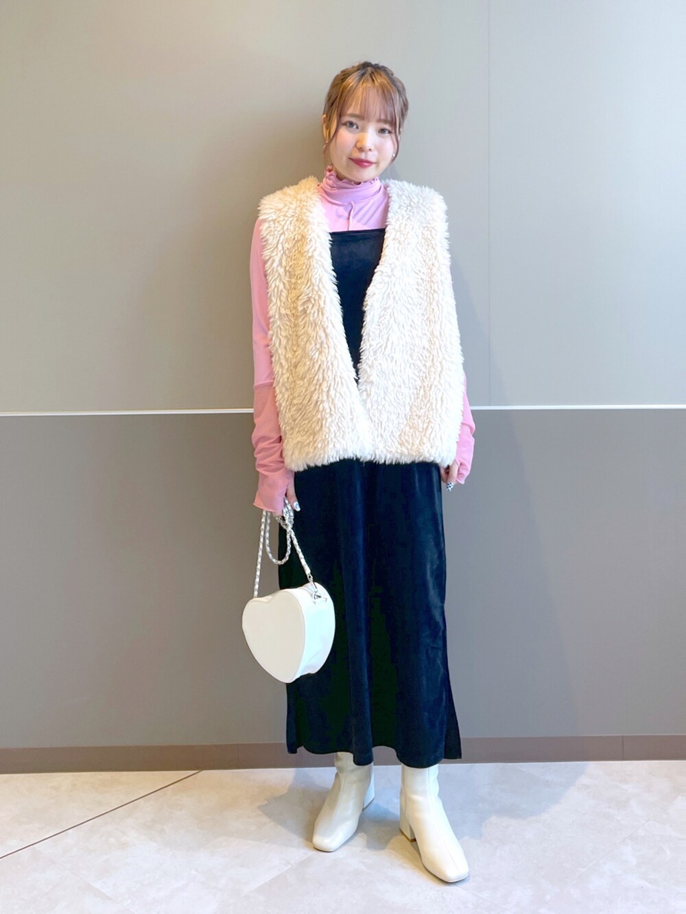 「wcloset、w closet、ダブルクローゼット、秋服コーデ、シンプルコーデ、きれいめカジュアル、カラーコーデ、キャミワンピ、ファーベスト、レイヤードスタイル、大人かわいい、キレイめ、キャミワンピース、骨格ストレート」｜「w closetのシアーカフハイネックプルオーバー（Tシャツ/カットソー、ピンク系）」を使った、Shiho Moriokaさん（レディース・157cm）の秋コーディネートの2枚目の写真