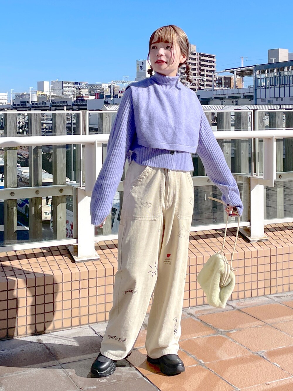 「wcloset、w closet、ダブルクローゼット、冬のコーデ、秋のコーデ、キルティング、キルティングジャケット、レイヤードスタイル、タートルネック、ショート丈トップス、コーデュロイパンツ、カラーコーデ、カジュアル、ビッグシルエット、骨格ストレート」｜「w closetの【マルチウェイ】中綿キルティングVネックジャケット（ミリタリージャケット、ベージュ系）」を使った、Shiho Moriokaさん（レディース・157cm）の秋コーディネートの3枚目の写真