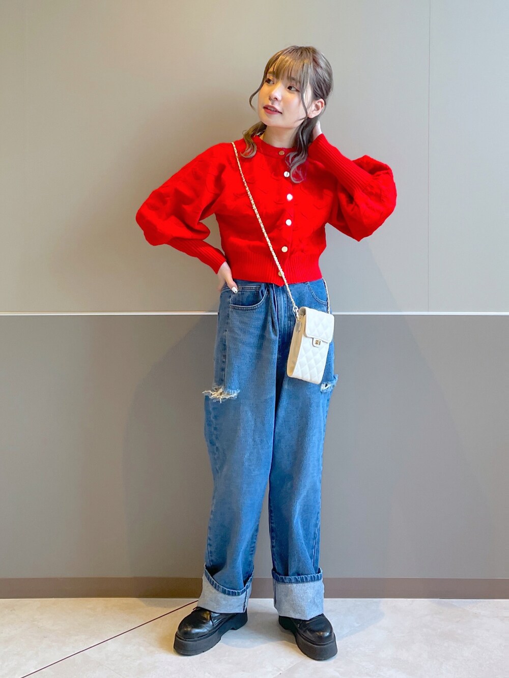 「wcloset、w closet、ダブルクローゼット、alleybywcloset、アリーバイダブルクローゼット、カラーニット、カラーコーデ、ダメージデニムパンツ、ショート丈トップス、ハート、ポップ、カジュアルガーリー、ショルダーバッグ、骨格ストレート」｜「Alley by w closetの【2WAY】【Alley】ハートニットカーディガン（ニット/セーター、レッド系）」を使った、Shiho Moriokaさん（レディース・157cm）の秋コーディネートの2枚目の写真