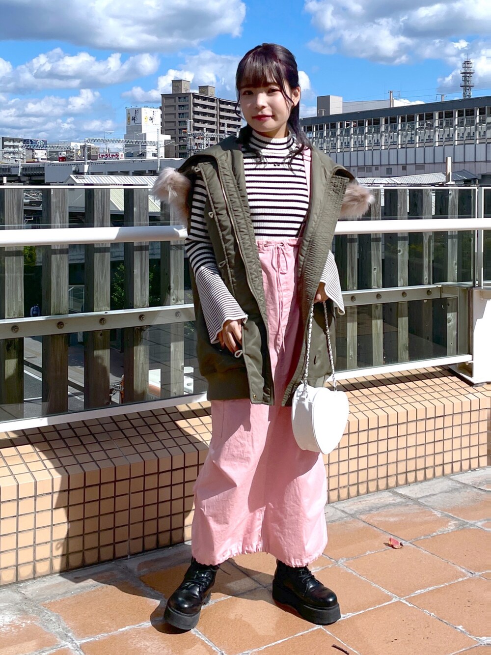 「wcloset、w closet、ダブルクローゼット、alleybywcloset、アリーバイダブルクローゼット、N3B、ブルゾン、冬アウター、冬コーデ、オトナカジュアル、カーゴスカート、カラーコーデ、ボーダーニット、ピンクコーデ、骨格ストレート」｜「Alley by w closetの【マルチウェイ】【Alley】N-3Bブルゾン（ミリタリージャケット、グリーン系）」を使った、Shiho Moriokaさん（レディース・157cm）の秋コーディネートの2枚目の写真