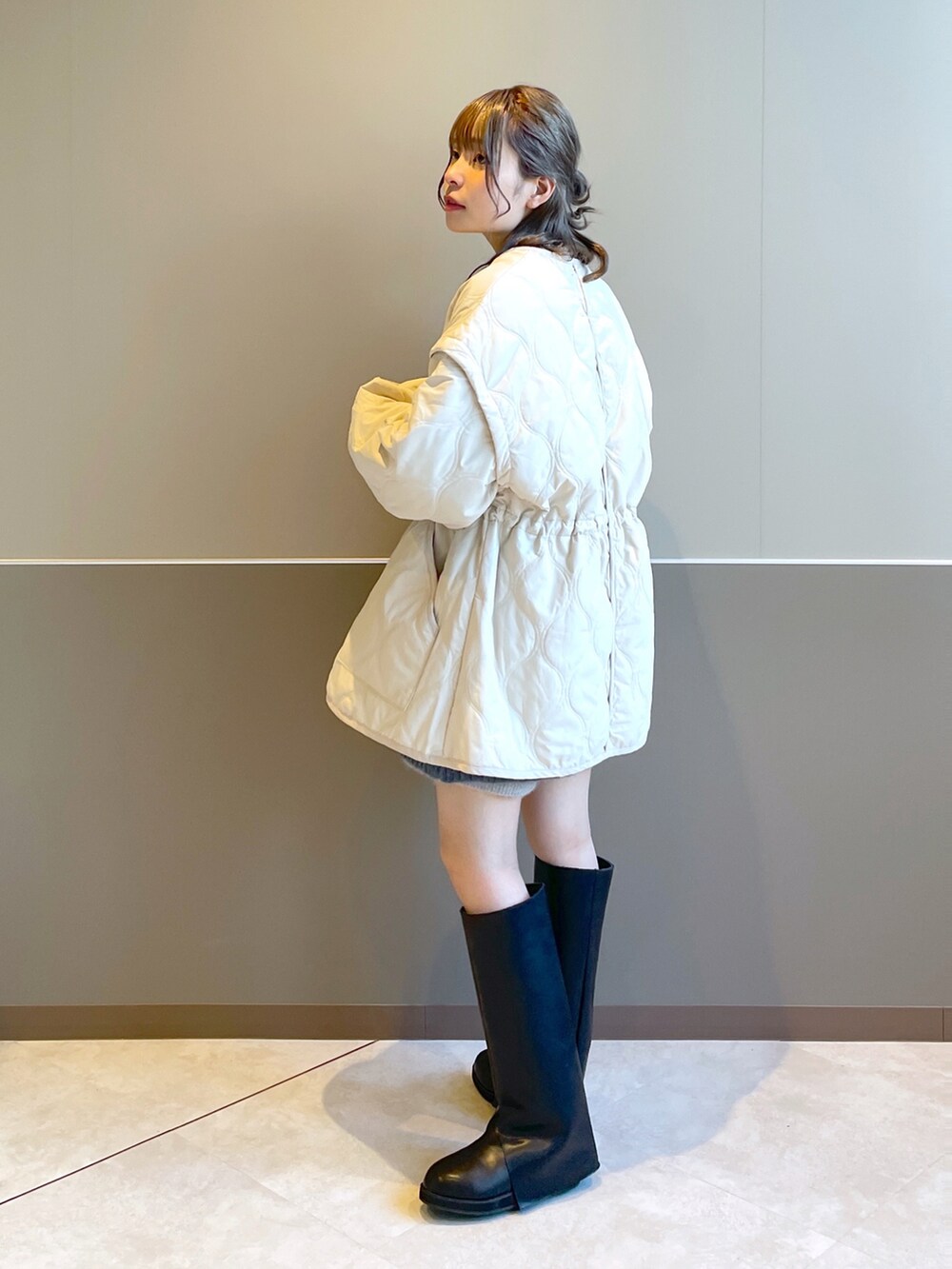 「wcloset、w closet、ダブルクローゼット、冬コーデ、冬、キルティング、ボアベスト、カジュアルコーデ、ロングブーツ、ニット、カラーニット、ミニ丈、カラーコーデ、大人かわいい、骨格ストレート」｜「w closetの【マルチウェイ】中綿キルティングVネックジャケット（ミリタリージャケット、ホワイト系）」を使った、Shiho Moriokaさん（レディース・157cm）の秋コーディネートの3枚目の写真