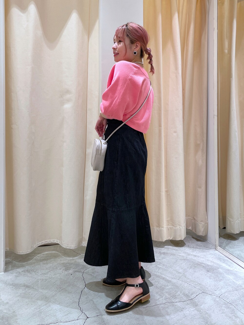 「wcloset、w closet、ダブルクローゼット、春夏コーデ、オトナカジュアル、カジュアル、カラー×コーデ、ショート丈トップス、カーディガン、キャミソール、マーメイドスカート、デニムスカート、バッグ、パンプス、ピンクコーデ」｜「w closetの【マルチウェイ】ニットショートカーディガン+キャミソールSET（ニット/セーター、ピンク系）」を使った、Shiho Moriokaさん（レディース・157cm）の春コーディネートの2枚目の写真