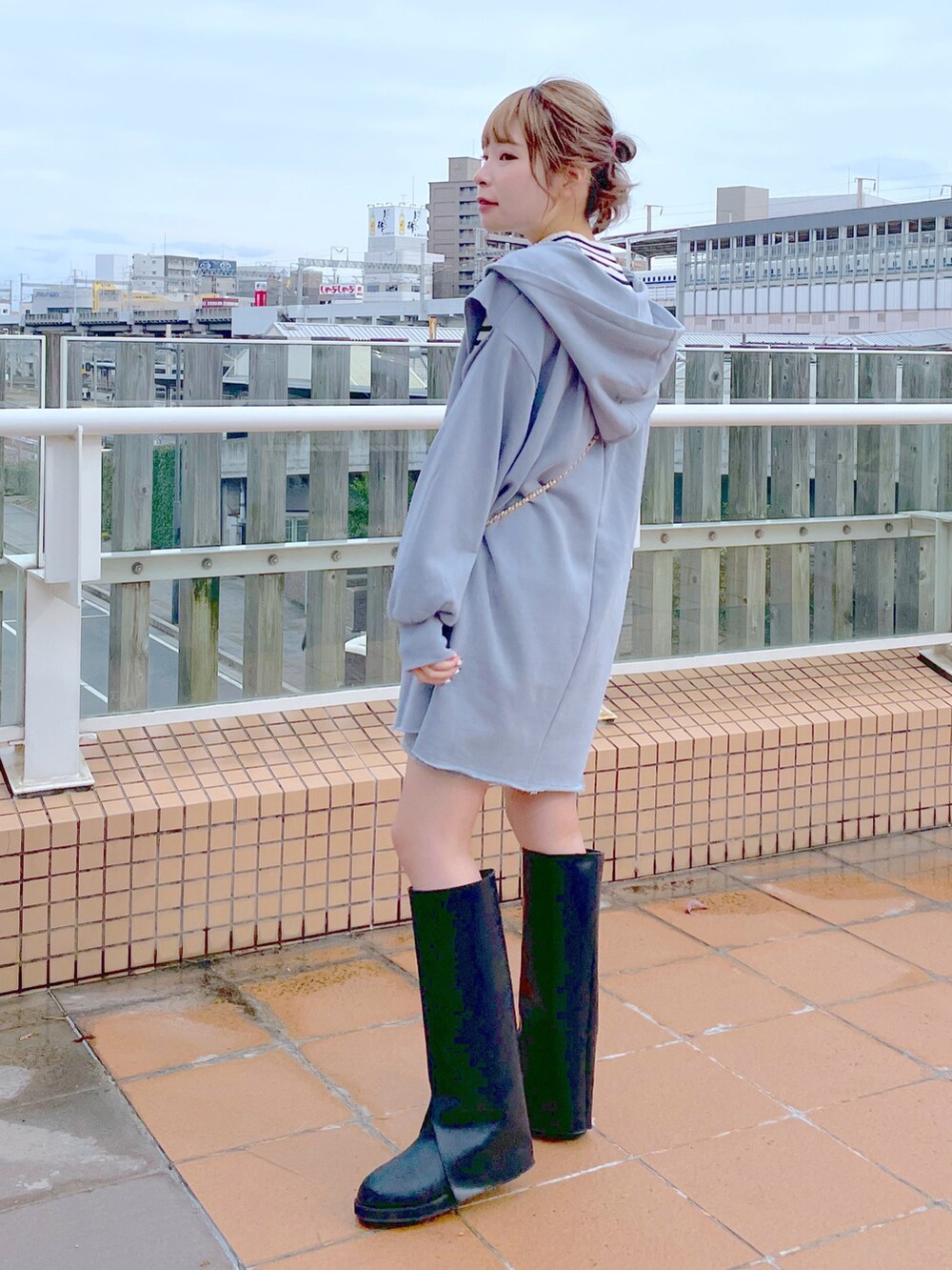 「wcloset、w closet、ダブルクローゼット、冬コーデ、お出かけコーデ、カジュアルコーデ、ロングブーツ、ミニワンピ、スウェット、スウェットワンピース、ボーダー、ボーダーニット、カラーコーデ、骨格ストレート」｜「w closetのリブフレアスリーブハイネックプルオーバー（ニット/セーター、ホワイト系）」を使った、Shiho Moriokaさん（レディース・157cm）の冬コーディネートの3枚目の写真