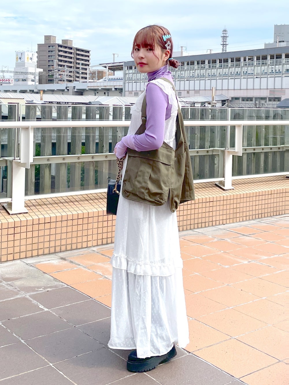 「w closet、wcloset、ダブルクローゼット、alleybywcloset、アリーバイダブルクローゼット、秋服、秋コーデ、カラーコーデ、甘辛mix、ワンピース、フィッシングベスト、カジュアルガーリー、レースワンピース、骨格ストレート、カラー×コーデ」|「w closetのシアーカフハイネックプルオーバー(Tシャツ/カットソー、パープル系)」を使った、Shiho Moriokaさん(レディース・157cm)の秋コーディネートの2枚目の写真