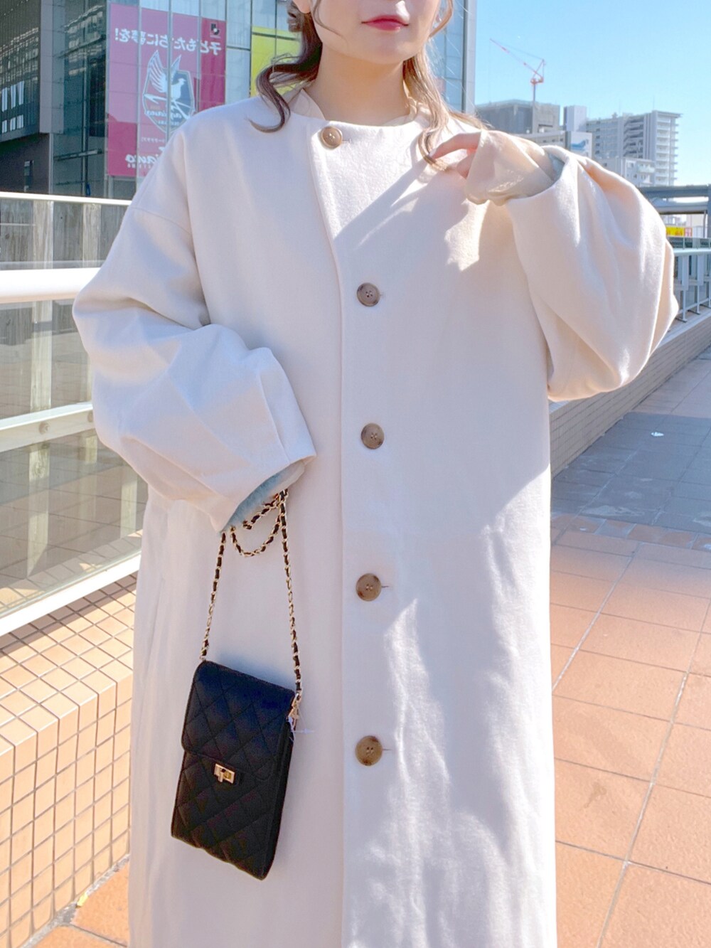 「wcloset、w closet、ダブルクローゼット、大人コーデ、大人かわいい、ロングコート、冬コーデ、冬アウター、スマホショルダー、ショートブーツ、あったかコーデ、骨格ストレート、マルチウェイ」｜「w closetの【2WAY】スタンドカラーロングコート（チェスターコート、ホワイト系）」を使った、Shiho Moriokaさん（レディース・157cm）の秋コーディネートの4枚目の写真
