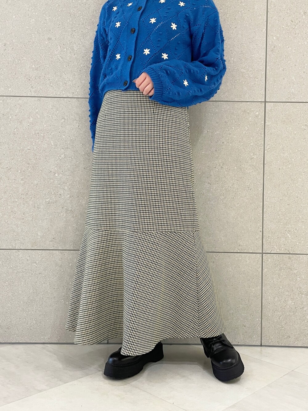 「wcloset、ダブルクローゼット、冬、冬コーデ、ニット、カーディガン、レトロ、レトロニット、マーメイドスカート、チェックスカート、ロングスカート、ハイネック、ショート丈」｜「w closetの【新色追加】5Gポプコン編み+花刺繍カーディガン（カーディガン/ボレロ、ブルー系）」を使った、Shiho Moriokaさん（レディース・157cm）の冬コーディネートの3枚目の写真