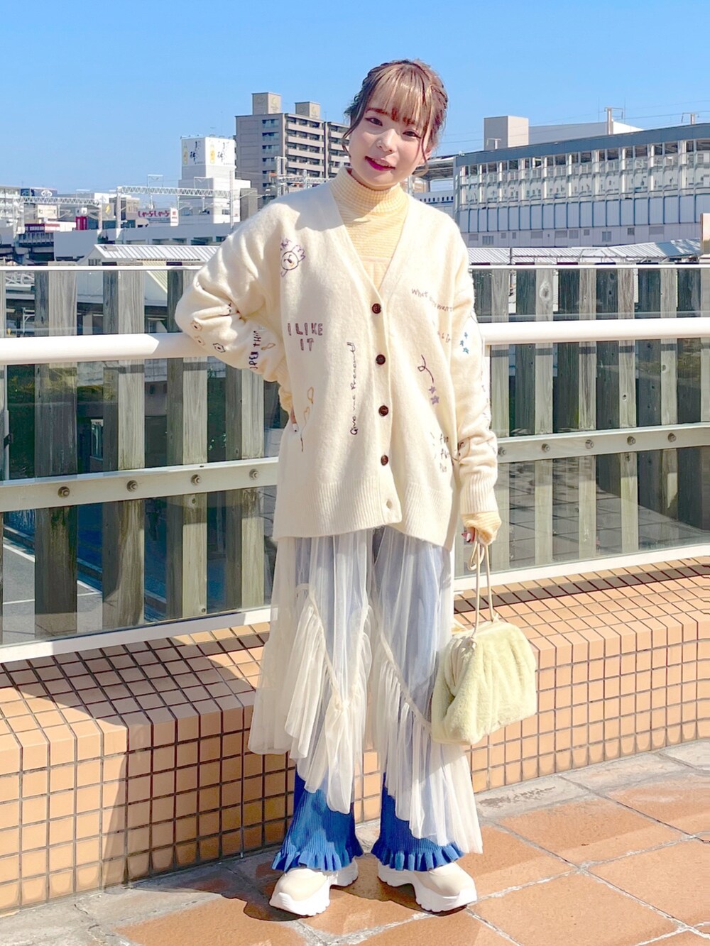「wcloset、w closet、ダブルクローゼット、秋服コーデ、カジュアルコーデ、カラーコーデ、カーディガン、ポップ、ボーダー、レイヤードスタイル、カラーパンツ、チュール、チュールワンピ、キャミワンピ、骨格ストレート」|「w closetの落書き風レタードカーディガン(カーディガン/ボレロ、ホワイト系)」を使った、Shiho Moriokaさん(レディース・157cm)の秋コーディネートの2枚目の写真